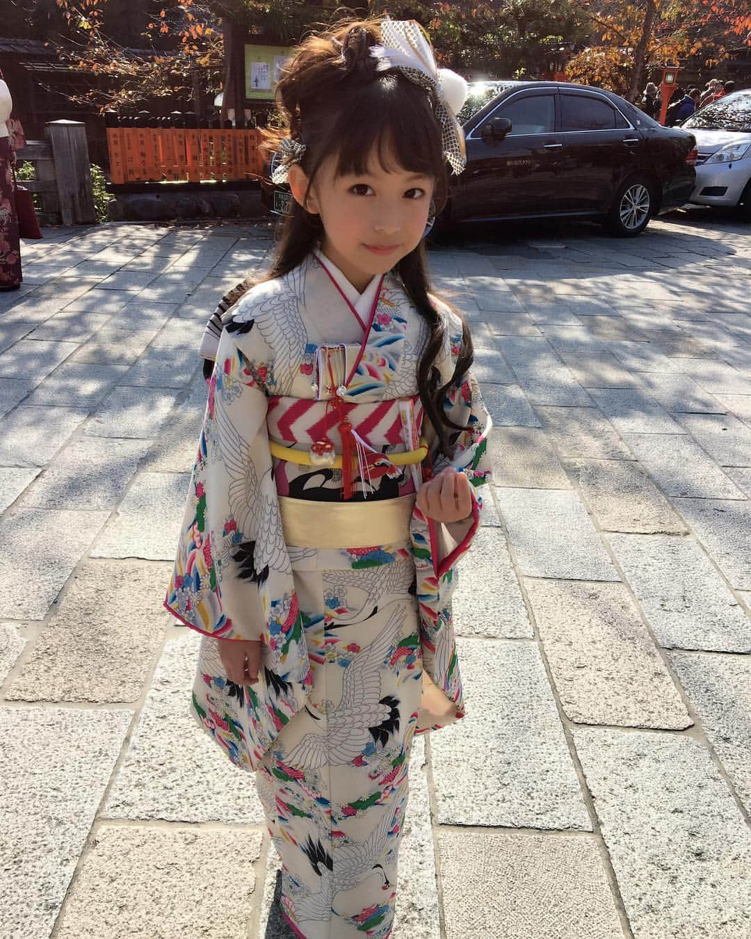 ゆめ & じゅなさんのインスタグラム写真 - (ゆめ & じゅなInstagram)「もう１枚着物の写真ありました(*ˊૢᵕˋૢ*) 載せちゃいます♡  あと…「Twitterやってるの？」と聞かれたんですが、Twitterはやっておりません。 誰かがゆめじゅなでTwitterやってるのかな… こういう時はどうしたらいいのだろう… 困ったな…｡ﾟ(ﾟ∩´﹏`∩ﾟ)ﾟ｡  #sesame #sesame1月号 #セサミ  #京都 #京都着物 #京都丸紅  #着物 #子供着物 #七五三  #kyoto #kimono #kyotokimono  #twitter #やってません #困った  #どうしよう #どうしたらいいの  #アドバイスください  Twitterやってないからよくわかんない…๐·°(৹˃̵﹏˂̵৹)°·๐」12月22日 19時24分 - yumejuna