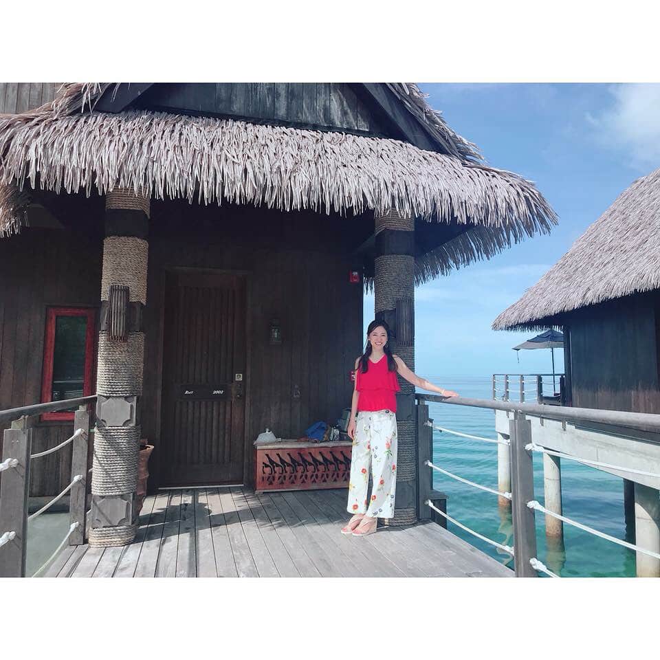 朝日放送「朝だ！生です旅サラダ」さんのインスタグラム写真 - (朝日放送「朝だ！生です旅サラダ」Instagram)「@yumi.morikawa _ パラオ唯一 の #水上バンガロー が建つ #パラオパシフィックリゾートホテル🏝 . 自分の部屋で気持ちいい海風を感じながら波の音を聞いて..夢のようなひと時を過ごせますね。 ・ ・ ・ ・ ・ #PalauPacificResort #白い砂浜 #トロピカルガーデン #楽園リゾート #パラオ唯一 #WaterBungalow #天蓋付きのベット #床はガラス張り #海 #ウーロン島 #サンセットを #独り占め #南の島 #Palau #パラオ _ #ABC #朝日放送 #朝だ生です旅サラダ #旅サラダガールズ #森川侑美 #現役OL  #関西弁 #travel #trip #海外 #旅」12月22日 20時21分 - tabisalad
