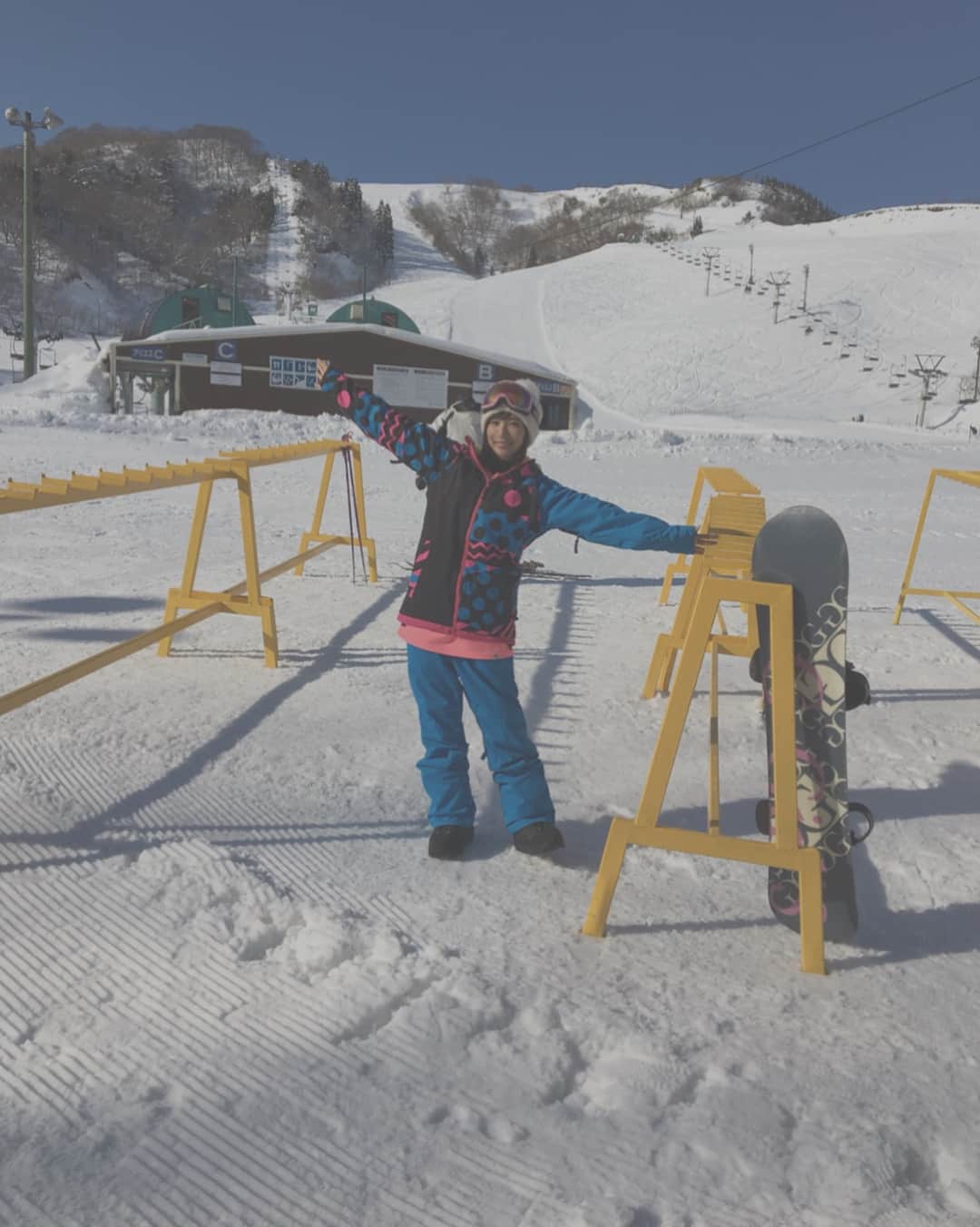 竹村美緒さんのインスタグラム写真 - (竹村美緒Instagram)「. 年末の特番のロケでした🏂 . 雪 雪 雪ぃ〜☃️❣️ . . . #ゲレンデ#スキー#スノーボード#⛷#🏂#雪#ウィンタースポーツ #snow#powdersnow#ski#snowboard #winter#wintersportsす」12月22日 20時39分 - takemuramio