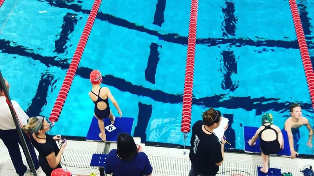 Ava 2008.07 Ellie 2011.04のインスタグラム：「. . . . #ELLIE’s #breaststroke 50m🏊🏻‍♀️ #50미터 #평영 .#redcap 👧🏻🔺 on the left  Lane 6 . . . . Sorry  for my loud and husky voice.  Girls love me to yell their names during the competition and some swimming pools are big and have high ceilings so I completely lose my voice after cheering two girls #swimming 😷 . . . . 큰 허스키 엄마 목소리 주의 😅 큰소리로 응원해달라는 자매님들 덕분에 경기때마다 목소리를 잃어 목캔디를 달고 사는 어무이  나가는 대회마다 최연소 선수로 이번에 #평영 도 멋지게 해낸 #엘리  10대가 되면 웬지 에바 언니보다 더 잘할것같은 엄마의 비밀적인 예감🤫 . . . . . #6yearsold #Ellie_field #Froggy #jumpstart 🐸💦💦 #swimmer #swimmeet #swimmingpool #swimmom #swimwear #swimsuit #swimmers  #Elliestyle 😂 #swimminglife  #개구리다이빙 #뭘해도엘리스타일  Yes, she is usually the youngest #swimmer at the swimmeet」