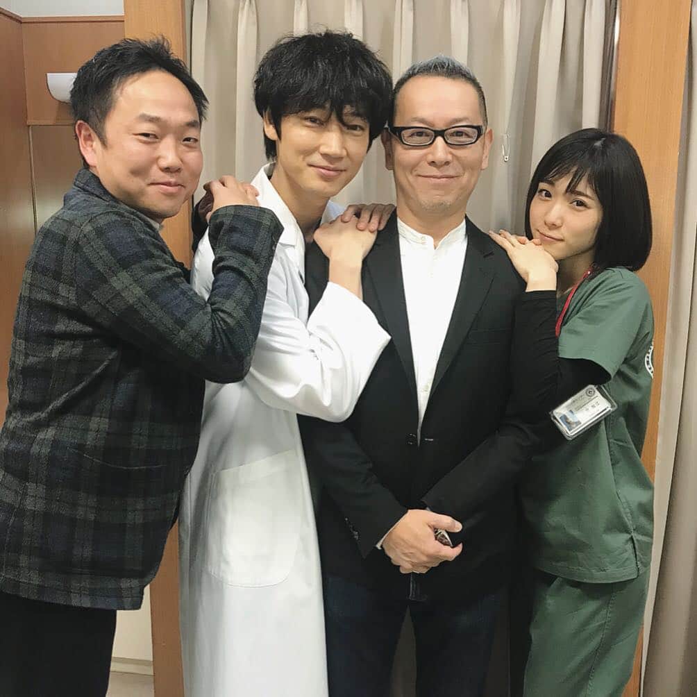 金曜ドラマ『コウノドリ』のインスタグラム：「コウノドリ🐣カウントダウン❗️ #サクラ先生と下屋先生 #土井監督 #峠田P #電波ジャックが終わったみんなで #チームコウノドリ #最終回は集大成 #ペルソナメンバーの決断をお見逃しなく #今夜はみんなで #リアルタイムでご覧ください #綾野剛 #松岡茉優 #吉田羊 #坂口健太郎 #星野源 #大森南朋」