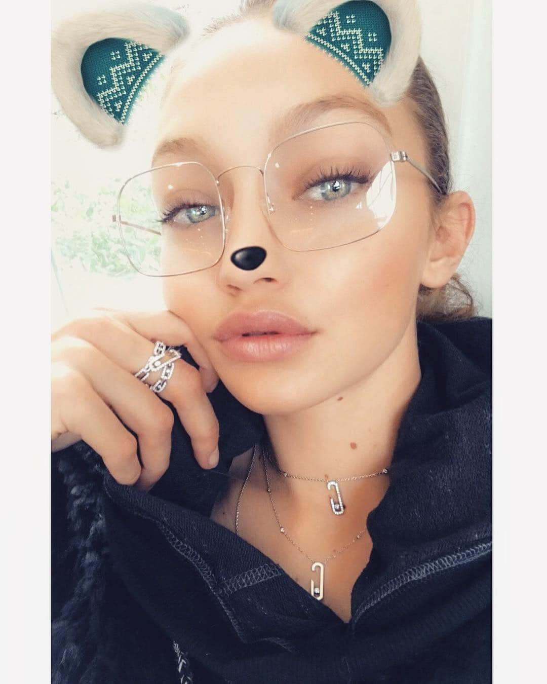 ジジ・ハディッドさんのインスタグラム写真 - (ジジ・ハディッドInstagram)「💎 Did you know that the #MessikabyGigiHadid necklaces can be adjusted from full length all the way to chokers?! Was so excited to create many pieces in one! 🖇⛓❄️ also wearing maybe my fave piece from the collection, the chain link sliding-diamond ring! Epic gifts for someone really special to you, or the gift every girlboss deserves to give herself this holiday season ;)❄️💙 x @messikajewelry #diamondaddiction」12月23日 1時49分 - gigihadid