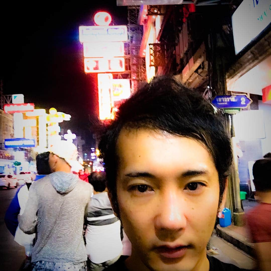 Fku朗のインスタグラム：「Walking China town #chinatown #bangkok #dj #producer #thailand #japanese #aata」