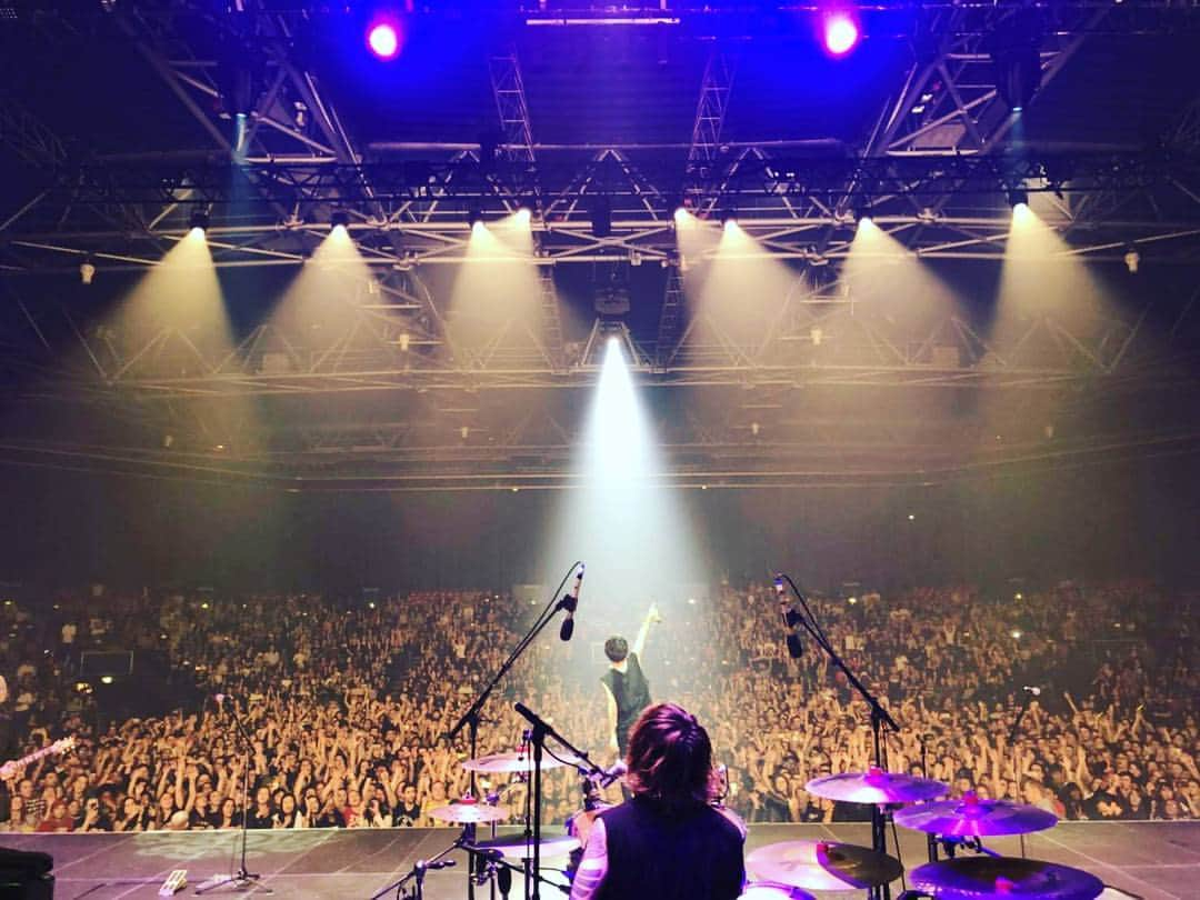 ONE OK ROCKさんのインスタグラム写真 - (ONE OK ROCKInstagram)「FRANCE, Paris! #oneokrock #Ambitions #worldtour #paris」12月23日 11時25分 - oneokrockofficial