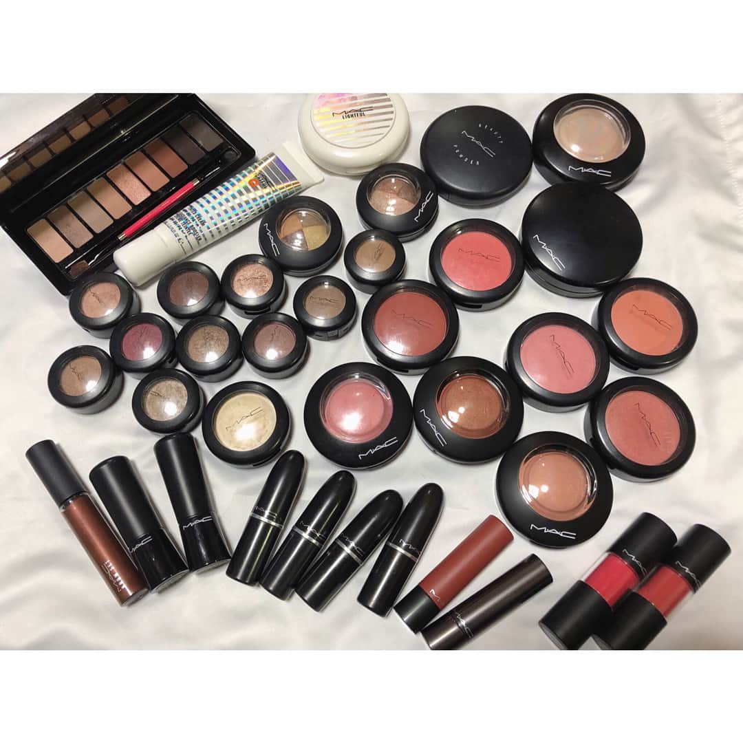 Mihoのインスタグラム：「▼ cosmetics . . わたしのMACさんたち。 ついつい買っちゃうMAC。 . 昨日追加したアイテムは2枚めスワイプ❣️ . . 何を持ってるか１つ１つ説明したいところだけど、書ききれない。笑 . . 発色と、このシンプルでクールな見た目が好きです。 . 可愛いより、洗練されたようなシンプルでかっこいいのが好き。 . . . 新しく増えたのは、ミネラライズのチーク、ウォームソウルとラブジョイ。 . 2色とも定番人気のやつ☺︎ . ウォームソウルは肌馴染みのいいブラウンベージュ。 ラブジョイはかなり発色の良いレンガ色っぽいブラウン。 . ラブジョイは筆にとったあと、必ずティッシュで粉を少し落としてからじゃないと、色がつきすぎちゃうくらい発色良い。 . クールな印象になれる大人っぽいチーク。 頬骨に沿って陰影をつけるように入れるのが◎ . . リップはリップテンシティのブリックダスト💄 . 赤みのあるブラウンで、意外と挑戦しやすいカラーだから、ブラウン初めての人でも使いやすいと思う❤︎ . . . . . #MAC #maccosmetics #cosmetics #makeup #beauty #cosme #メイク #コスメ #マック #デパコス #お気に入り #美容 #コレクション #リップ #チーク #アイシャドウ」