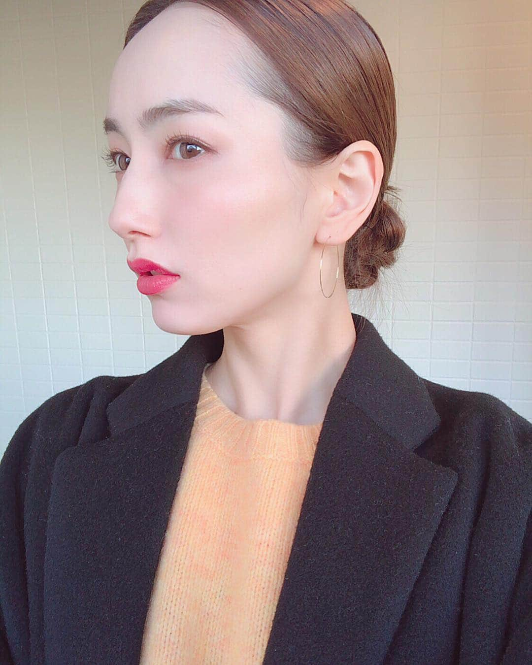 辻元舞さんのインスタグラム写真 - (辻元舞Instagram)「. 赤リップにピシッとまとめ髪な気分だった日💋 街はクリスマスムードで賑わっていますね☺️🎄 25日は撮影なので、我が家は明日がクリスマス🎅🏻 チキンの仕込みも終わったし、 息子の喜ぶ顔が待ち遠しいな☺️💕 #赤リップ#THREE (21番)#クリスマスイブイブ#instagood#happy#love#me」12月23日 21時18分 - mai_tsujimoto