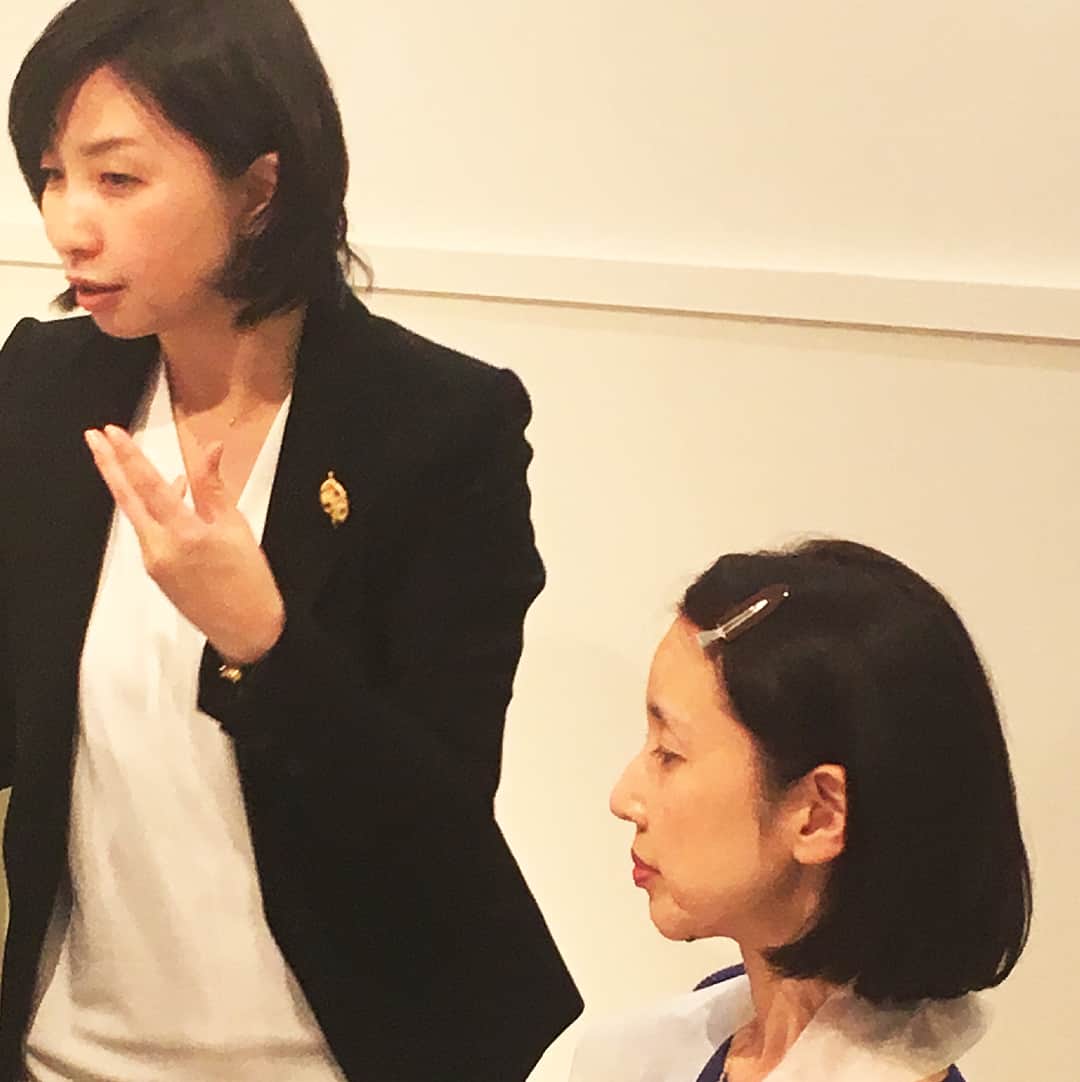 office manacalaのインスタグラム：「日頃お世話になっておりますパパママハウス様にてメイクレッスン開催🌟 テーマはセルフレッスンです😊 約90分ですが講義内容はスゴく充実👍🏻✨ 「すぐ学び、すぐ実践」が皆様の心を鷲掴み💋💄✨ #名古屋お茶会 #おかみさん倶楽部 #幸せ #愛知県 #名古屋 #中区 #栄 #スカイル9階 #主婦 #ママ #変えたい #変化 #暮らし #マナー #心理 #自分らしく #美人ママ #スタイル #自己啓発 #パパママハウス」