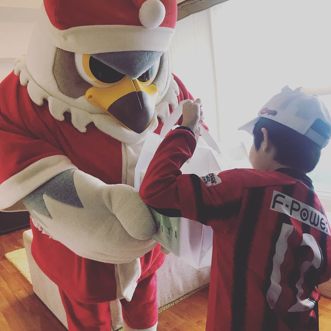 ドーレくんのインスタグラム：「石屋製菓 丸井今井札幌本店 とのコラボレーションクリスマスケーキ配達中🎄🦉⭐️ #merrychristmas  #めりくり  #クリスマスケーキ #毎年恒例  #consadole #ドーレくん」
