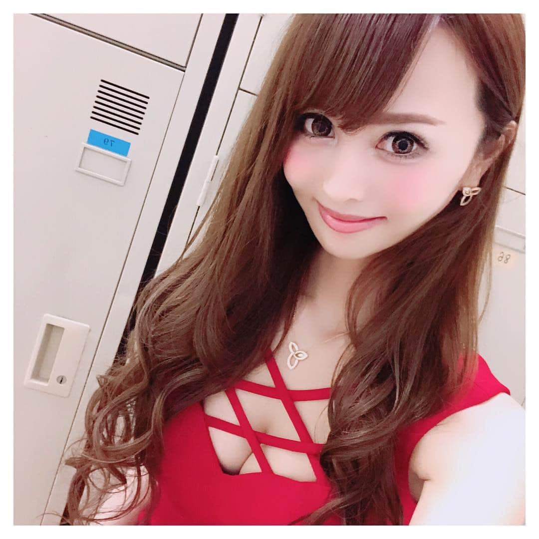 望月美穂のインスタグラム：「ボーテの新作だよー♡ . 真っ赤♥️ . 気づいたらもうすぐクリスマス🎄✨✨ サンタさんiTunesカードください♥️ . . #maisondebeaute#メゾンドボーテ #ドレス#新作  #東京#新宿#歌舞伎町 #キャバクラ#キャバ嬢#キャバ #フォローミー#followme#follow #tagsforlikes#tflers#instagood #instalike#instadaily #tokyo#shinjuku#kabukicho」