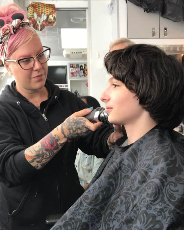 ナタリア・ダイアーのインスタグラム：「#tb first shave w @amylforsythe and @finnwolfhardofficial wow what a year for you and many to come. Happy Birthday my dude!!!👨🏻♑️」