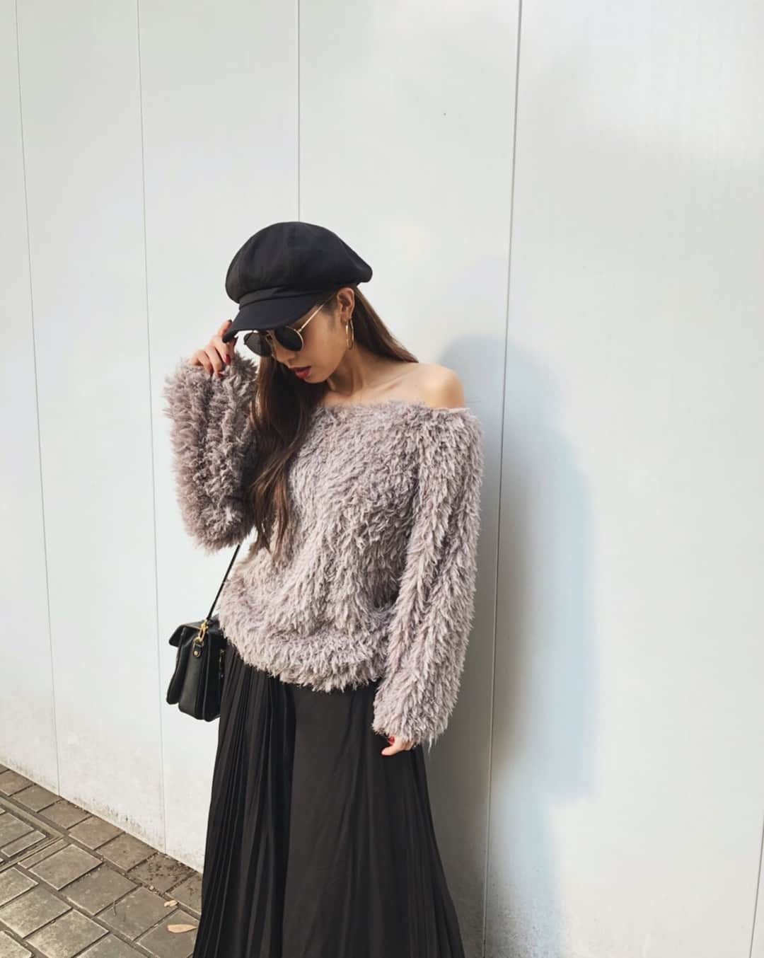 のインスタグラム：「イヴイヴな今日は午後からお仕事しにオフィスへ💻 最近日中の日差しはあたたかいし ランチカフェ探しくらいならアウター無しw 今日はお気に入りもふもふトップス❤️ オフショルはどのシーズンでも可愛くて好き😘 冬になると何かと着込んでばかりでボディケアも自然と夏より怠っちゃうからたまには着ないとっ！ このコは上端にゴムがいれてあるからアウターを羽織る時は上に上げれば普通に着れて 裾のサイドにはギャザーが入っていてくしゅっと溜まる感に見せたり、内側に少しおって短くしたりの調整も可能でシンプル見えだけど実は優秀😋👍 デニム合わせも可愛いけど今日はワイドパンツな気分っ。 ・ ・ 《item》 ▶︎Fluffy Doll Tops ▶︎Ilehem Pleat Width Pants ▶︎Cotton Balloon Caske ▶︎Pointed Middle Boots ・ ・ #mieliinvariant#murami#muramistyle#アイテムはプロフィールから飛べますよん#🎄」