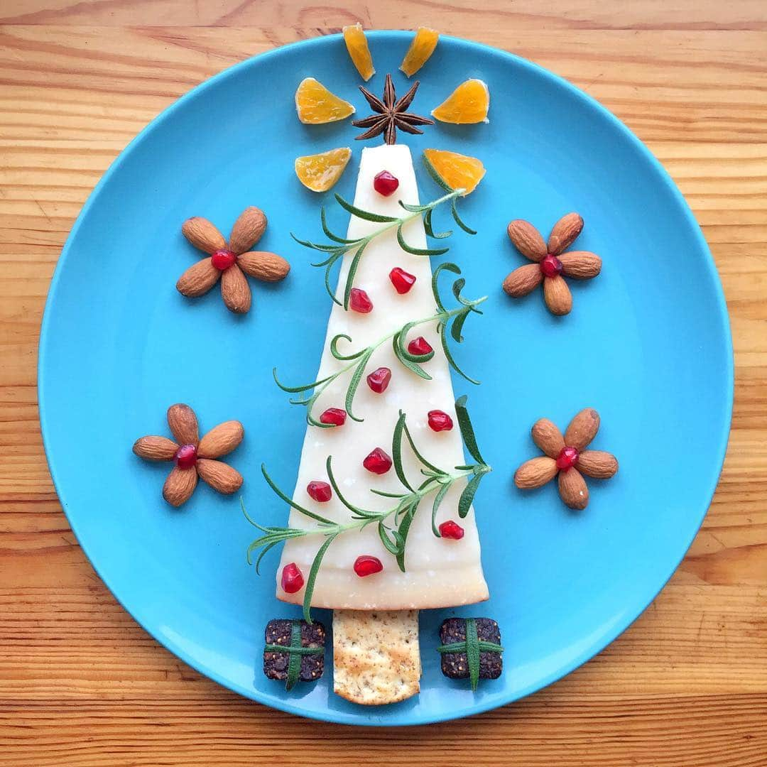 Ida Froskさんのインスタグラム写真 - (Ida FroskInstagram)「Merry Cheesemas Everybody! 🎄🧀 Cheese board with gifted Parmesan cheese, my favourite! 😋 #merrychristmas #cheese #parmesan #parmegianoreggiano」12月23日 23時52分 - idafrosk