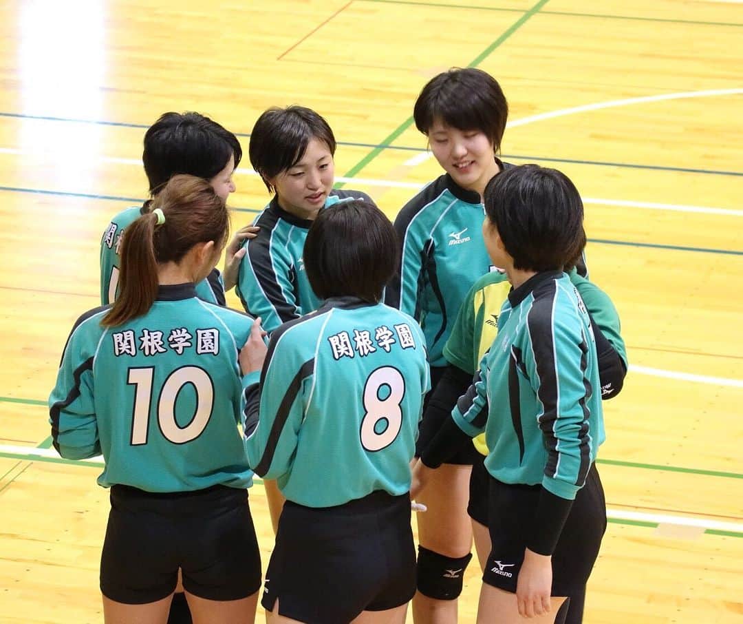 宮川杏奈さんのインスタグラム写真 - (宮川杏奈Instagram)「上越選手権大会🏆優勝🏆 3年生に混ぜて貰って試合に出てみました！ . 相変わらずだなぁと微笑ましくなったり 成長したなぁと感じさせられたり 一緒に練習してきた事が出来るようになってたり 1点1点にいろんな気持ちが溢れて とても楽しかったです😊💗 . また教え子と同じコートで仲間として戦えるなんて もしかしたらこの先一生ない事かもしれなくて 本当に貴重な時間でした💯 時にはカバーして貰ったり、勝つ為に話し合ったり 彼女達とそんな関係を築けた事が 私は何よりも嬉しかったです🙏🏾 . 1年前のこの日私は彼女達を見ていました。 勝つ為に何が必要なのか分からず どんな顔をしていいのかも分からず 淡々とプレーする姿を。 そして勝てなかった。 その後コーチングを任されて 丸一年…長いようで短かったけど濃かったな🙌🏾 大好きなバレーボールを みんなが楽しめるようになって 勝つ喜びを知ってやり遂げる達成感を知って 大事なものに気づけるようになって 今日は最高の笑顔でした😊💯 . 珍プレーも沢山あったけどwww 最高の時をありがとう！ . また大会を運営して下さった皆さん 応援して下さった皆さん 本当にありがとうございました🙌🏾 . #関根学園バレーボール部  #田舎のジャマイカ集団 #最高のジャマイカ集団 今日だけ#関根のジャマイカ集団 #あれから365日 #300日はJKと一緒にいたな#笑 #横の繋がりに感謝 #決意#覚悟#行動#感謝#感動」12月24日 0時21分 - an1221na