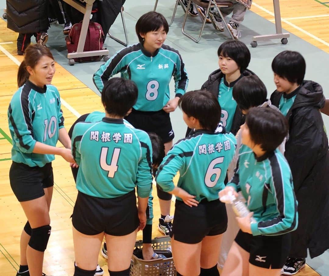 宮川杏奈さんのインスタグラム写真 - (宮川杏奈Instagram)「上越選手権大会🏆優勝🏆 3年生に混ぜて貰って試合に出てみました！ . 相変わらずだなぁと微笑ましくなったり 成長したなぁと感じさせられたり 一緒に練習してきた事が出来るようになってたり 1点1点にいろんな気持ちが溢れて とても楽しかったです😊💗 . また教え子と同じコートで仲間として戦えるなんて もしかしたらこの先一生ない事かもしれなくて 本当に貴重な時間でした💯 時にはカバーして貰ったり、勝つ為に話し合ったり 彼女達とそんな関係を築けた事が 私は何よりも嬉しかったです🙏🏾 . 1年前のこの日私は彼女達を見ていました。 勝つ為に何が必要なのか分からず どんな顔をしていいのかも分からず 淡々とプレーする姿を。 そして勝てなかった。 その後コーチングを任されて 丸一年…長いようで短かったけど濃かったな🙌🏾 大好きなバレーボールを みんなが楽しめるようになって 勝つ喜びを知ってやり遂げる達成感を知って 大事なものに気づけるようになって 今日は最高の笑顔でした😊💯 . 珍プレーも沢山あったけどwww 最高の時をありがとう！ . また大会を運営して下さった皆さん 応援して下さった皆さん 本当にありがとうございました🙌🏾 . #関根学園バレーボール部  #田舎のジャマイカ集団 #最高のジャマイカ集団 今日だけ#関根のジャマイカ集団 #あれから365日 #300日はJKと一緒にいたな#笑 #横の繋がりに感謝 #決意#覚悟#行動#感謝#感動」12月24日 0時21分 - an1221na