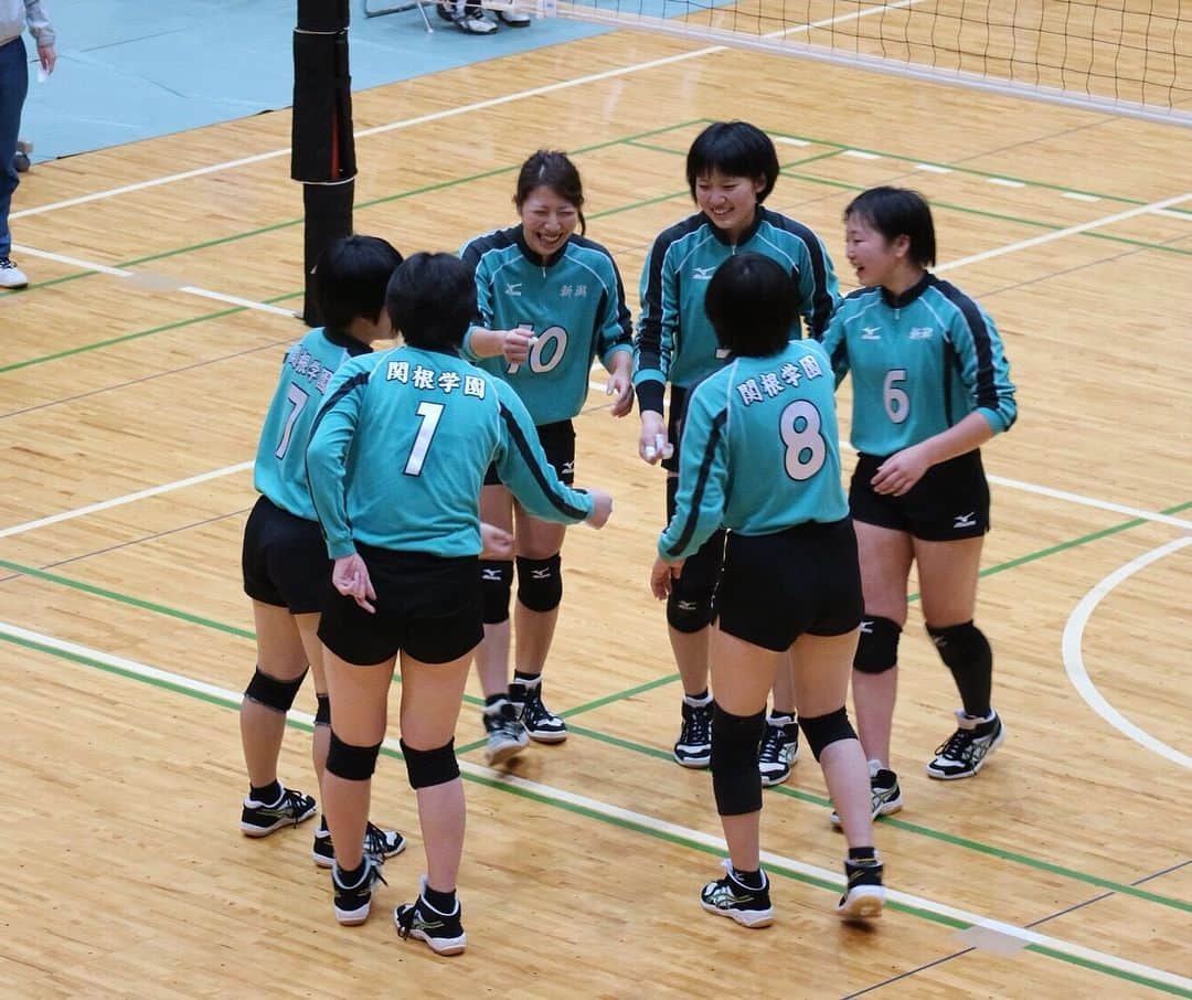 宮川杏奈さんのインスタグラム写真 - (宮川杏奈Instagram)「上越選手権大会🏆優勝🏆 3年生に混ぜて貰って試合に出てみました！ . 相変わらずだなぁと微笑ましくなったり 成長したなぁと感じさせられたり 一緒に練習してきた事が出来るようになってたり 1点1点にいろんな気持ちが溢れて とても楽しかったです😊💗 . また教え子と同じコートで仲間として戦えるなんて もしかしたらこの先一生ない事かもしれなくて 本当に貴重な時間でした💯 時にはカバーして貰ったり、勝つ為に話し合ったり 彼女達とそんな関係を築けた事が 私は何よりも嬉しかったです🙏🏾 . 1年前のこの日私は彼女達を見ていました。 勝つ為に何が必要なのか分からず どんな顔をしていいのかも分からず 淡々とプレーする姿を。 そして勝てなかった。 その後コーチングを任されて 丸一年…長いようで短かったけど濃かったな🙌🏾 大好きなバレーボールを みんなが楽しめるようになって 勝つ喜びを知ってやり遂げる達成感を知って 大事なものに気づけるようになって 今日は最高の笑顔でした😊💯 . 珍プレーも沢山あったけどwww 最高の時をありがとう！ . また大会を運営して下さった皆さん 応援して下さった皆さん 本当にありがとうございました🙌🏾 . #関根学園バレーボール部  #田舎のジャマイカ集団 #最高のジャマイカ集団 今日だけ#関根のジャマイカ集団 #あれから365日 #300日はJKと一緒にいたな#笑 #横の繋がりに感謝 #決意#覚悟#行動#感謝#感動」12月24日 0時21分 - an1221na