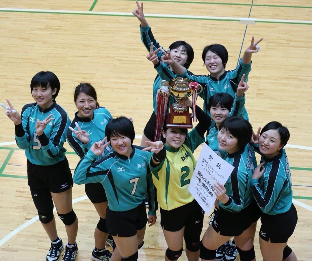 宮川杏奈さんのインスタグラム写真 - (宮川杏奈Instagram)「上越選手権大会🏆優勝🏆 3年生に混ぜて貰って試合に出てみました！ . 相変わらずだなぁと微笑ましくなったり 成長したなぁと感じさせられたり 一緒に練習してきた事が出来るようになってたり 1点1点にいろんな気持ちが溢れて とても楽しかったです😊💗 . また教え子と同じコートで仲間として戦えるなんて もしかしたらこの先一生ない事かもしれなくて 本当に貴重な時間でした💯 時にはカバーして貰ったり、勝つ為に話し合ったり 彼女達とそんな関係を築けた事が 私は何よりも嬉しかったです🙏🏾 . 1年前のこの日私は彼女達を見ていました。 勝つ為に何が必要なのか分からず どんな顔をしていいのかも分からず 淡々とプレーする姿を。 そして勝てなかった。 その後コーチングを任されて 丸一年…長いようで短かったけど濃かったな🙌🏾 大好きなバレーボールを みんなが楽しめるようになって 勝つ喜びを知ってやり遂げる達成感を知って 大事なものに気づけるようになって 今日は最高の笑顔でした😊💯 . 珍プレーも沢山あったけどwww 最高の時をありがとう！ . また大会を運営して下さった皆さん 応援して下さった皆さん 本当にありがとうございました🙌🏾 . #関根学園バレーボール部  #田舎のジャマイカ集団 #最高のジャマイカ集団 今日だけ#関根のジャマイカ集団 #あれから365日 #300日はJKと一緒にいたな#笑 #横の繋がりに感謝 #決意#覚悟#行動#感謝#感動」12月24日 0時21分 - an1221na