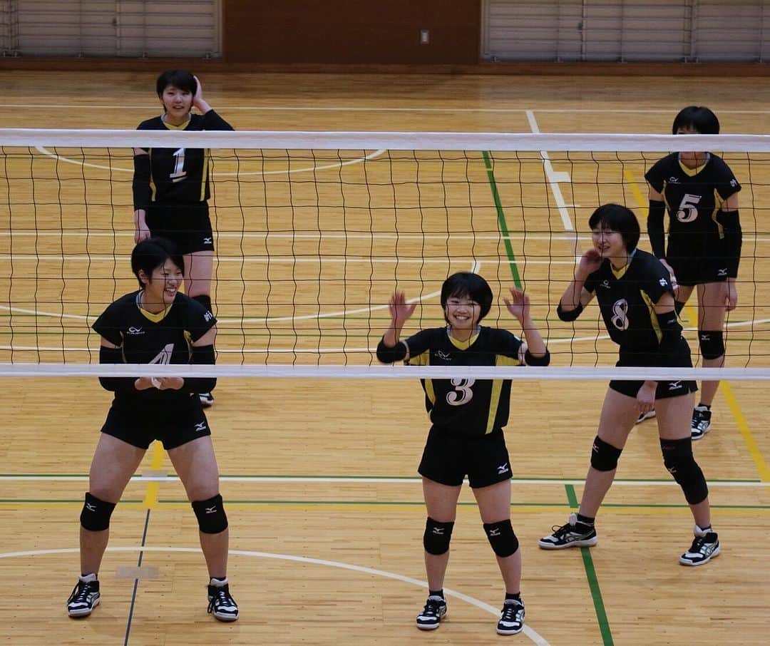 宮川杏奈さんのインスタグラム写真 - (宮川杏奈Instagram)「上越選手権大会🏆優勝🏆 3年生に混ぜて貰って試合に出てみました！ . 相変わらずだなぁと微笑ましくなったり 成長したなぁと感じさせられたり 一緒に練習してきた事が出来るようになってたり 1点1点にいろんな気持ちが溢れて とても楽しかったです😊💗 . また教え子と同じコートで仲間として戦えるなんて もしかしたらこの先一生ない事かもしれなくて 本当に貴重な時間でした💯 時にはカバーして貰ったり、勝つ為に話し合ったり 彼女達とそんな関係を築けた事が 私は何よりも嬉しかったです🙏🏾 . 1年前のこの日私は彼女達を見ていました。 勝つ為に何が必要なのか分からず どんな顔をしていいのかも分からず 淡々とプレーする姿を。 そして勝てなかった。 その後コーチングを任されて 丸一年…長いようで短かったけど濃かったな🙌🏾 大好きなバレーボールを みんなが楽しめるようになって 勝つ喜びを知ってやり遂げる達成感を知って 大事なものに気づけるようになって 今日は最高の笑顔でした😊💯 . 珍プレーも沢山あったけどwww 最高の時をありがとう！ . また大会を運営して下さった皆さん 応援して下さった皆さん 本当にありがとうございました🙌🏾 . #関根学園バレーボール部  #田舎のジャマイカ集団 #最高のジャマイカ集団 今日だけ#関根のジャマイカ集団 #あれから365日 #300日はJKと一緒にいたな#笑 #横の繋がりに感謝 #決意#覚悟#行動#感謝#感動」12月24日 0時21分 - an1221na