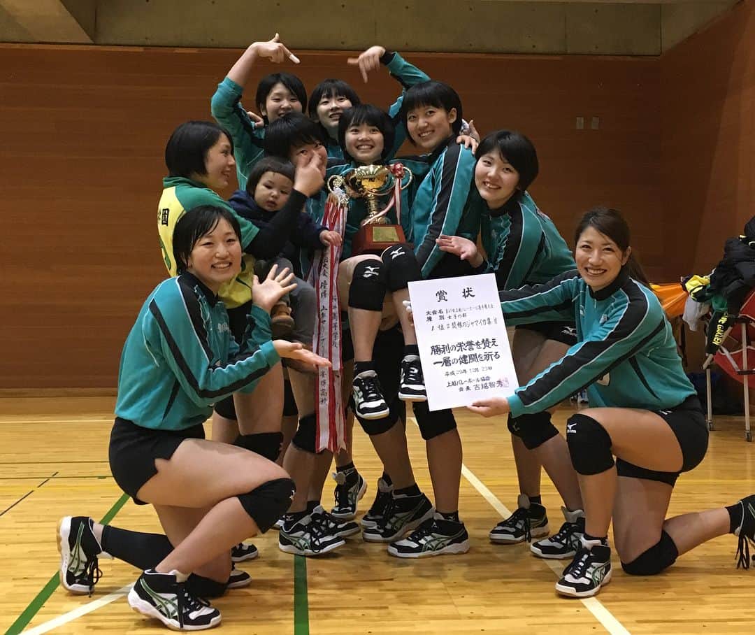 宮川杏奈さんのインスタグラム写真 - (宮川杏奈Instagram)「上越選手権大会🏆優勝🏆 3年生に混ぜて貰って試合に出てみました！ . 相変わらずだなぁと微笑ましくなったり 成長したなぁと感じさせられたり 一緒に練習してきた事が出来るようになってたり 1点1点にいろんな気持ちが溢れて とても楽しかったです😊💗 . また教え子と同じコートで仲間として戦えるなんて もしかしたらこの先一生ない事かもしれなくて 本当に貴重な時間でした💯 時にはカバーして貰ったり、勝つ為に話し合ったり 彼女達とそんな関係を築けた事が 私は何よりも嬉しかったです🙏🏾 . 1年前のこの日私は彼女達を見ていました。 勝つ為に何が必要なのか分からず どんな顔をしていいのかも分からず 淡々とプレーする姿を。 そして勝てなかった。 その後コーチングを任されて 丸一年…長いようで短かったけど濃かったな🙌🏾 大好きなバレーボールを みんなが楽しめるようになって 勝つ喜びを知ってやり遂げる達成感を知って 大事なものに気づけるようになって 今日は最高の笑顔でした😊💯 . 珍プレーも沢山あったけどwww 最高の時をありがとう！ . また大会を運営して下さった皆さん 応援して下さった皆さん 本当にありがとうございました🙌🏾 . #関根学園バレーボール部  #田舎のジャマイカ集団 #最高のジャマイカ集団 今日だけ#関根のジャマイカ集団 #あれから365日 #300日はJKと一緒にいたな#笑 #横の繋がりに感謝 #決意#覚悟#行動#感謝#感動」12月24日 0時21分 - an1221na