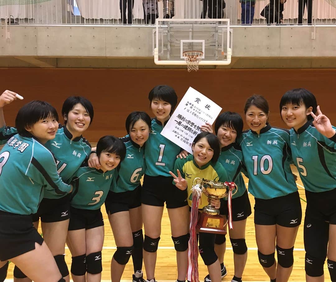 のインスタグラム：「上越選手権大会🏆優勝🏆 3年生に混ぜて貰って試合に出てみました！ . 相変わらずだなぁと微笑ましくなったり 成長したなぁと感じさせられたり 一緒に練習してきた事が出来るようになってたり 1点1点にいろんな気持ちが溢れて とても楽しかったです😊💗 . また教え子と同じコートで仲間として戦えるなんて もしかしたらこの先一生ない事かもしれなくて 本当に貴重な時間でした💯 時にはカバーして貰ったり、勝つ為に話し合ったり 彼女達とそんな関係を築けた事が 私は何よりも嬉しかったです🙏🏾 . 1年前のこの日私は彼女達を見ていました。 勝つ為に何が必要なのか分からず どんな顔をしていいのかも分からず 淡々とプレーする姿を。 そして勝てなかった。 その後コーチングを任されて 丸一年…長いようで短かったけど濃かったな🙌🏾 大好きなバレーボールを みんなが楽しめるようになって 勝つ喜びを知ってやり遂げる達成感を知って 大事なものに気づけるようになって 今日は最高の笑顔でした😊💯 . 珍プレーも沢山あったけどwww 最高の時をありがとう！ . また大会を運営して下さった皆さん 応援して下さった皆さん 本当にありがとうございました🙌🏾 . #関根学園バレーボール部  #田舎のジャマイカ集団 #最高のジャマイカ集団 今日だけ#関根のジャマイカ集団 #あれから365日 #300日はJKと一緒にいたな#笑 #横の繋がりに感謝 #決意#覚悟#行動#感謝#感動」