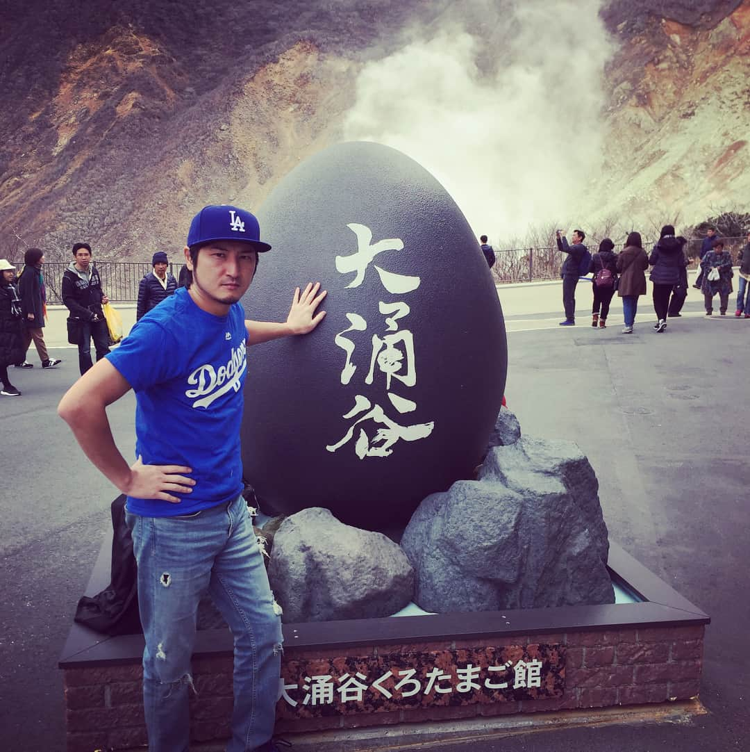 アキテリヤキのインスタグラム：「箱根・大涌谷(地獄谷)  Hellvalley  #ミニビッシュ #箱根  #大涌谷  #からの #大谷選手  #アナハイム  #エンジェルス #入団おめでとうございます㊗️ #黒たまご  #塩化水素 #硫黄 #minivish  #hydrogen  #sulphur  #hellvalley  #blackegg  #anaheimangels  #otani」