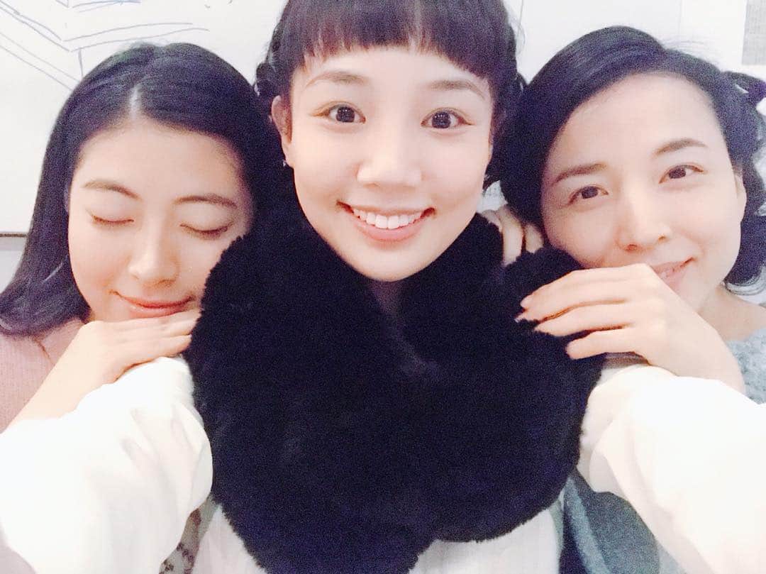 瀧本美織のインスタグラム：「#コーちゃん#ツメ#オカジ からMerry Christmas🎅💝✨ #越路吹雪物語#ゆうみんもふもふ#ここで寝させてもらうね」