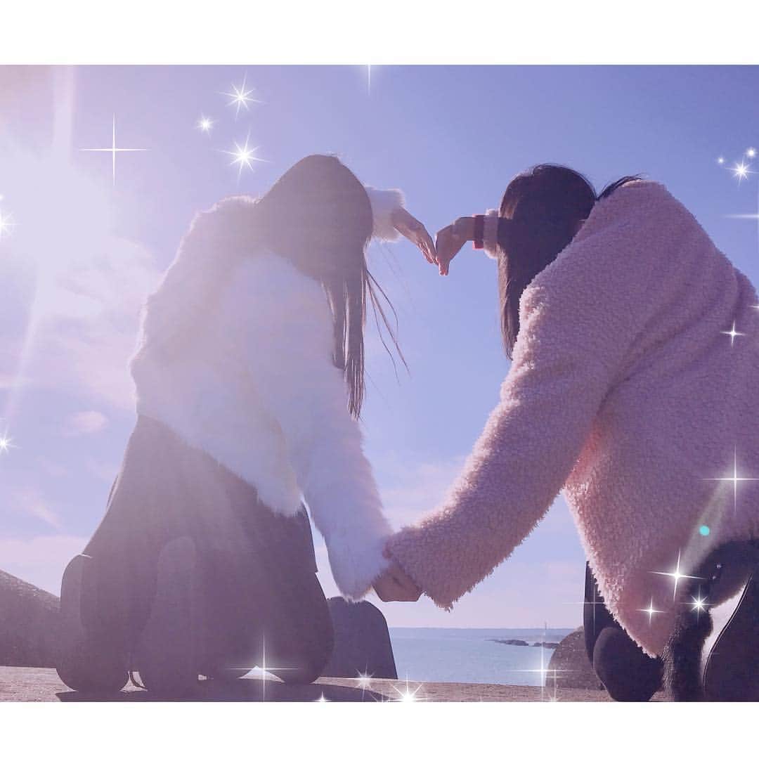 白戸遥のインスタグラム：「妹と一緒に💕 ほんとは仲良し🎵 ･ ･ #おーえすゆー #白戸遥 #はるちゃん #静岡 #海岸 #妹 #本当は #仲良し #かも #やってみた #はーと #みえるかな #キラキラ #晴天 #instagram #followｍe #アイドル #idol #フォロー歓迎 #ootd #もこもこ #ピンク #ホワイト #風 #強かった #楽しかった #おでかけ #したい」