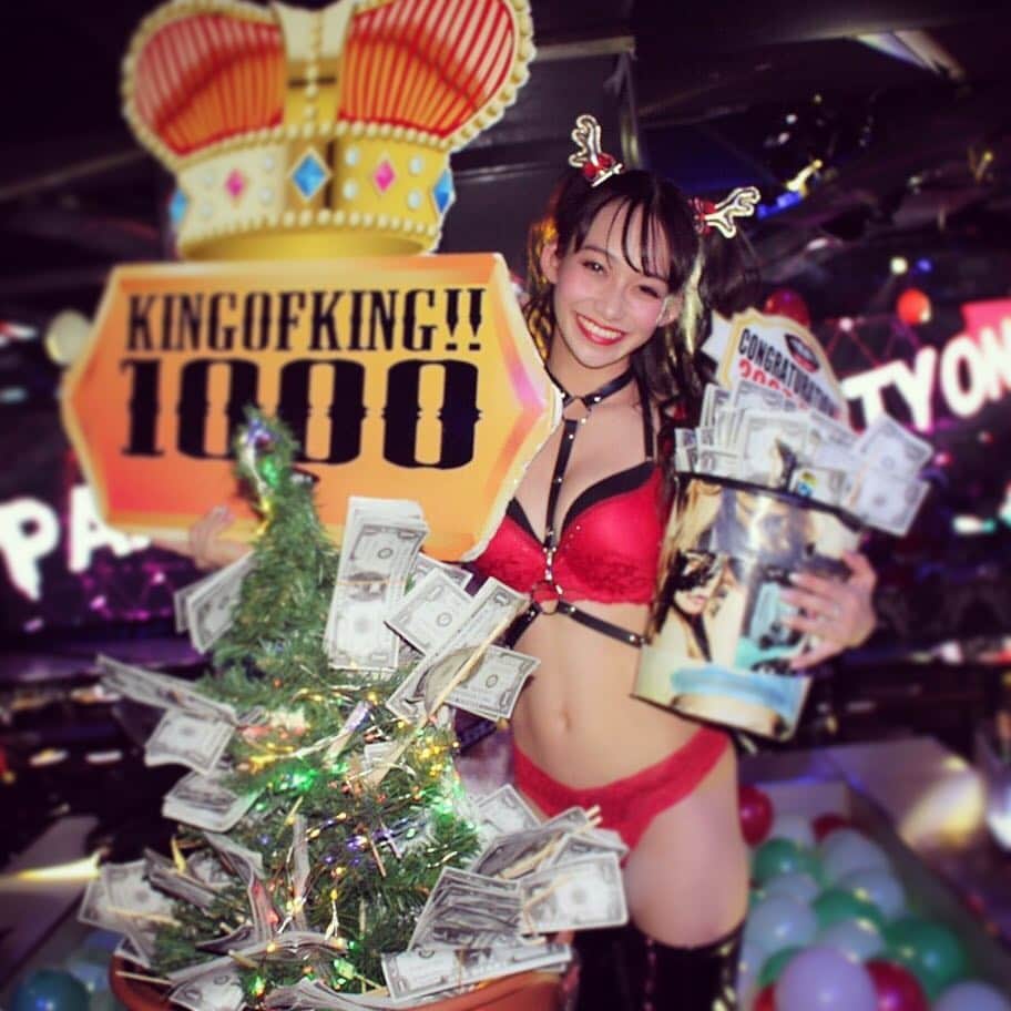 のインスタグラム：「♥ 今週も1週間みなさん、ありがとうございました！&お疲れ様でした☝︎☝︎💗💗今週はお客様がお店で初のツリーベリーを誰よりも最初にプレゼントしてくださいました🎁 🎄サプライズで渡されて本当に嬉しかった&びっくりしました😢🧡✨みなさんに支えられてるなぁって実感します。 ・ とうとうあと約1週間で2017年が終わりますね😟!!!すごく早く感じる1年でした。。。お昼の仕事も夜の仕事もみなさんのおかげで充実した1年になりました( ¨̮ )🌼.*残り1週間も駆け抜けていこうね( •̀ω•́ )و✧ ・ ・ #japanesegirl #me #model #fashion #makeup #partyontokyo #partyon #partygirl #gogodancer #performer #love #xmas #showgirl #burlesque #burlesquetokyo #roppongi #sexy #cute #世界一のパーティーがやってくる #パーティーオン #パリオン #バーレスク #バーレスク東京 #六本木 #ゴーゴーダンサー #腹筋女子 #サロンモデル #サロモ #クリスマス」