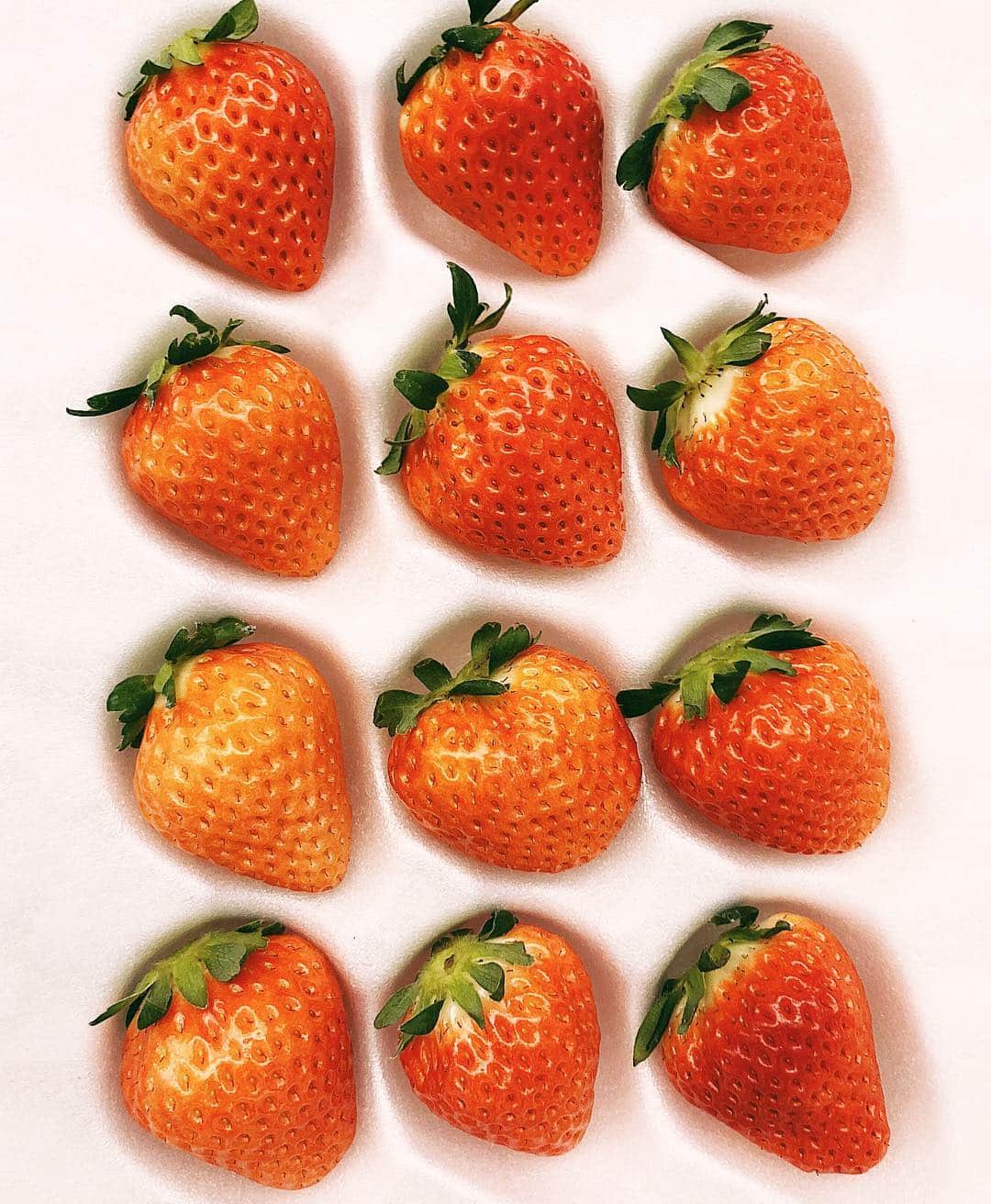 鈴木えみさんのインスタグラム写真 - (鈴木えみInstagram)「オレンジ色のイチゴ😳🍓🧡 酸味がなく、あっさりした甘さ！#銀龍苺」12月24日 11時09分 - emisuzuki_official