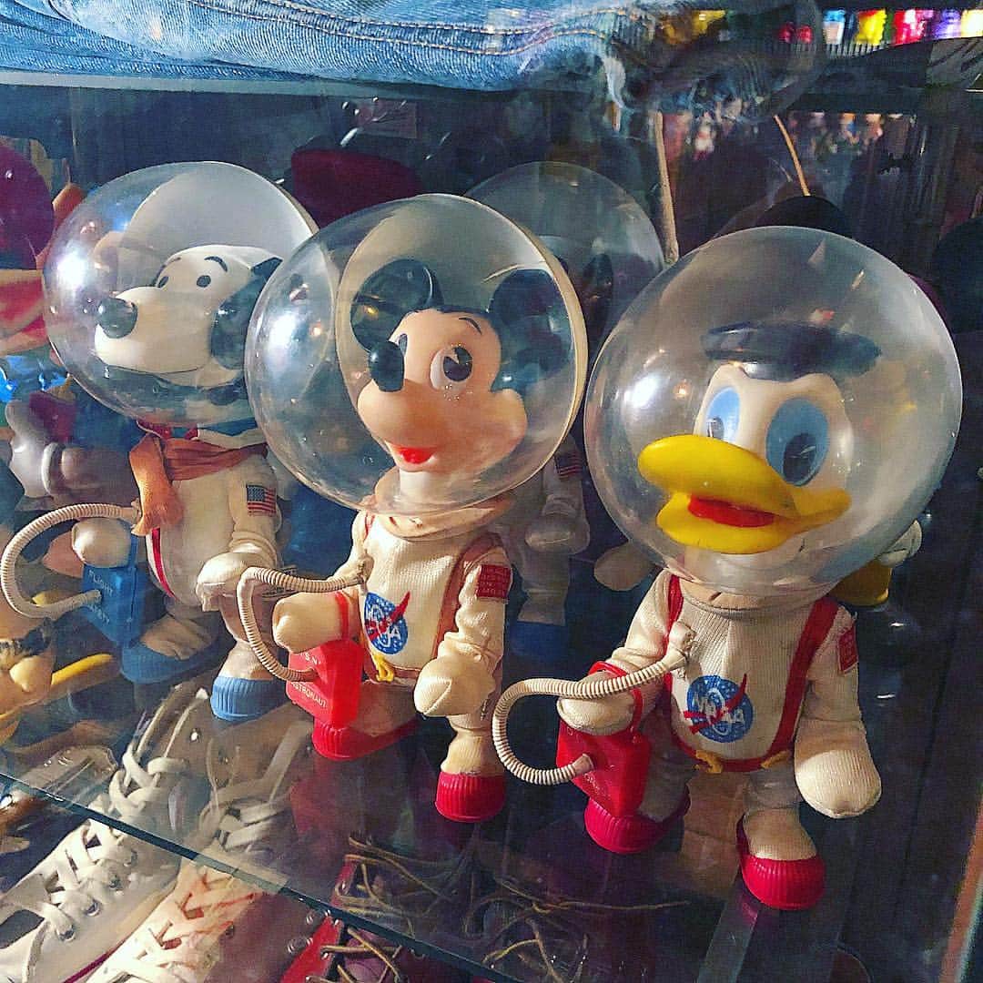 大川知英のインスタグラム：「It's Holy Noon in Christmas Eve🇺🇸🎄 AstroNauts Dog.Mouse.Duck👮🏼‍♂️❗️ Special Ukarete Ｍasu😍 #メリークリスマス #聖なる昼を #アストロノーツ #宇宙飛行士 #スヌーピー #ミッキー #ドナルドダック #ミッキーとドナルドはレア #ビンテージ #オリジナル #1960s #1970s #ドナルド来てかなり浮かれてる #アメカジボーイズ #TakatsuBase」