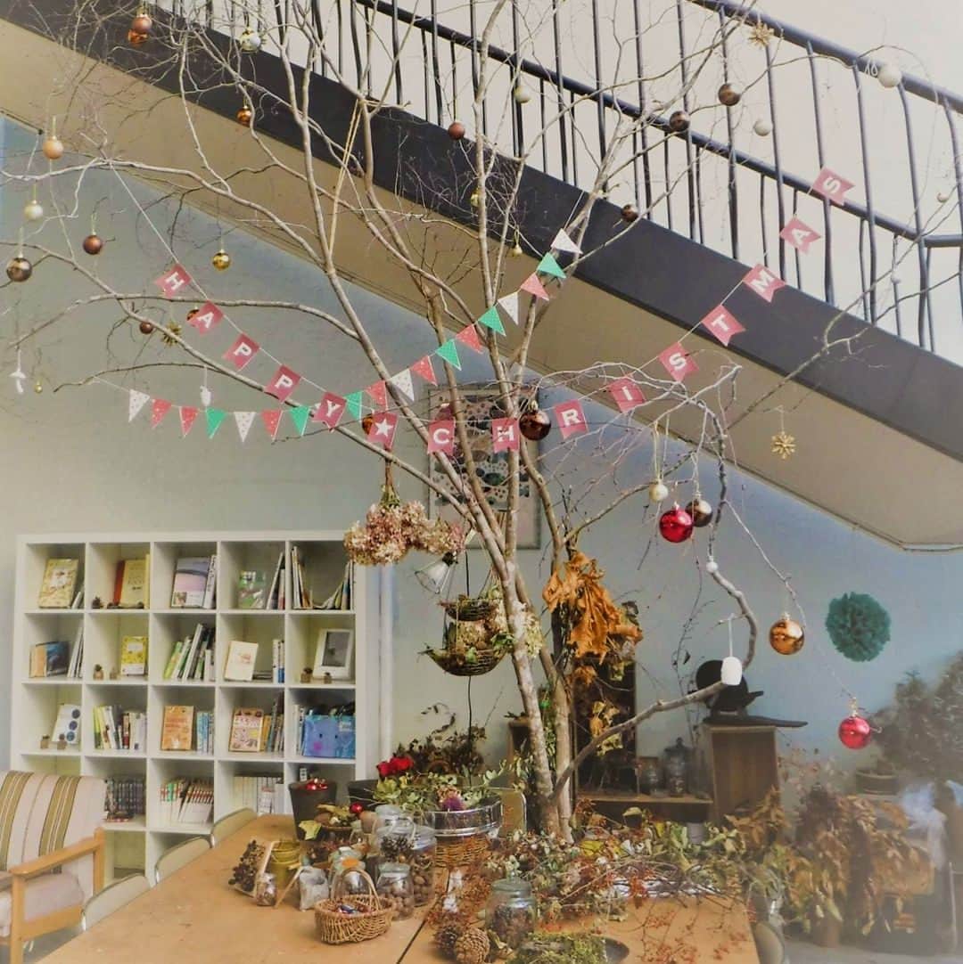里山ホテル ときわ路のインスタグラム：「. ･:*･:*･:* Happy Merry Christmas！*:･ﾟ*:･ﾟ*:･ﾟ . 里山ホテルでは、今年も里山の魔女が彩った大きなリースで皆様をお出迎えいたします。 . みなさまにとって、穏やかで素敵なクリスマスとなりますように。 . #里山ホテルときわ路  #里山ホテル #森のリストランテrocco  #merrychristmas  #christmas #christmaswreath  #restaurant #lunch  #茨城 #常陸太田  #クリスマス  #クリスマスリース」