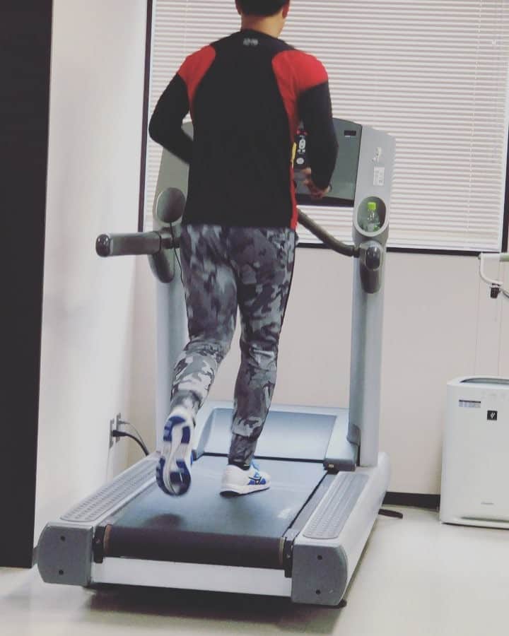 伊志嶺翔大のインスタグラム：「西野の走る後ろ姿を隠し撮り‼️ #西野勇士#西野投手#ケツ#浦和#トレーニング#伊志嶺です」