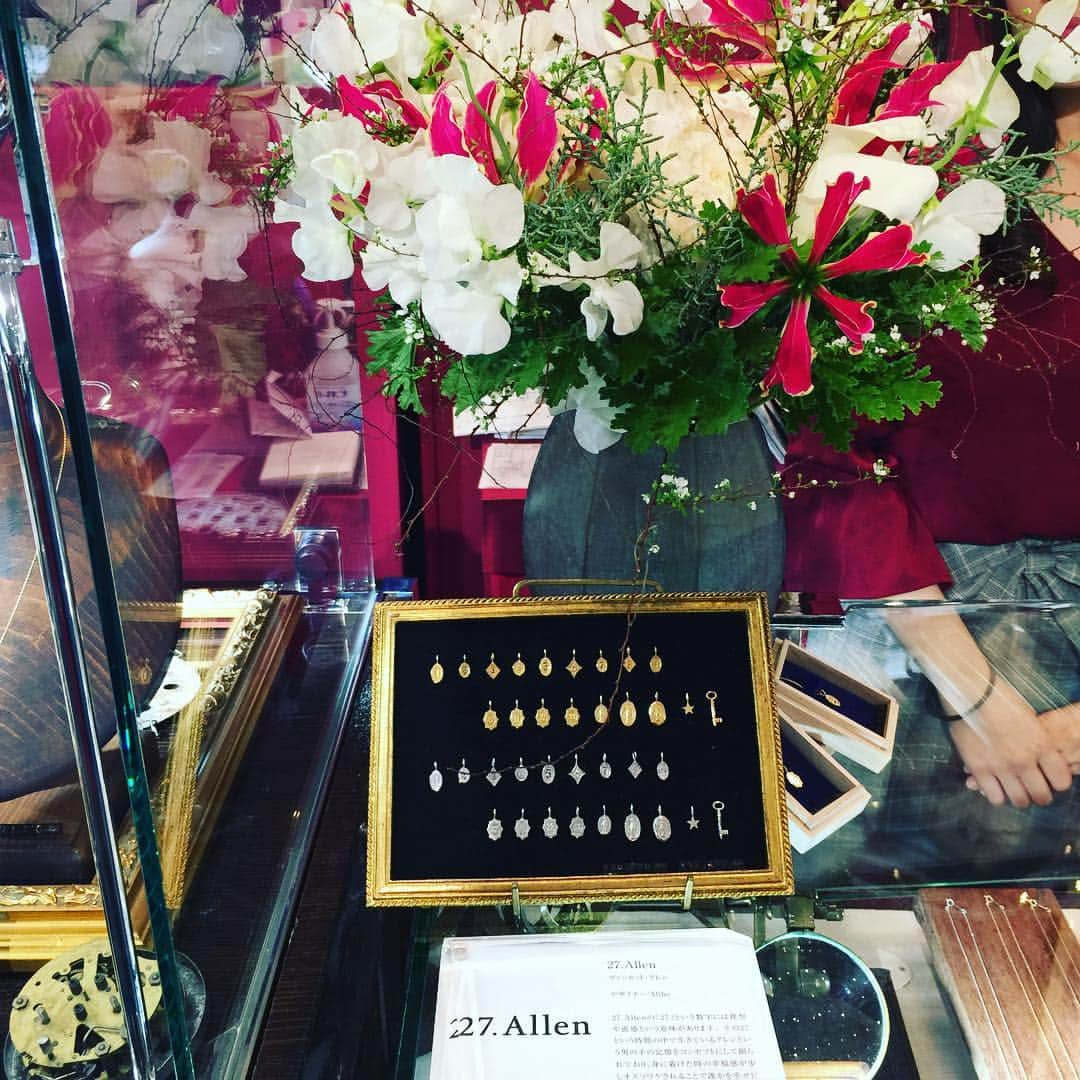 久島優子のインスタグラム：「メリー🌟クリスマス🎄  松屋銀座X'masイベント 開催中です❣️ #27allen #jewelry #accessory #metime27 #life27 #tokyo #japan #ヴァンセットアレン #ジュエリー #アクセサリー  #27 という #数字 は #理想 や #直感 を表します #松屋銀座クリスマスアクセサリーズ2017 #12月19日から12月25日まで  #1階スペースオブギンザ  27.Allenブースにて#lapidario_japan #kussy のセレクトされたジュエリーもご覧いただけます #クリスマス #ギフト」