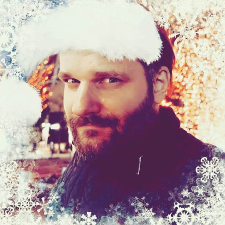 Gronkhのインスタグラム：「FRÖÖÖHÖHÖLICHE WEIHNACHTEN, ihr Lieben. Die Animation sollte eigentlich schön werden, wird mich jetzt aber wohl in meinen Träumen verfolgen 😱🎅😊❤️」