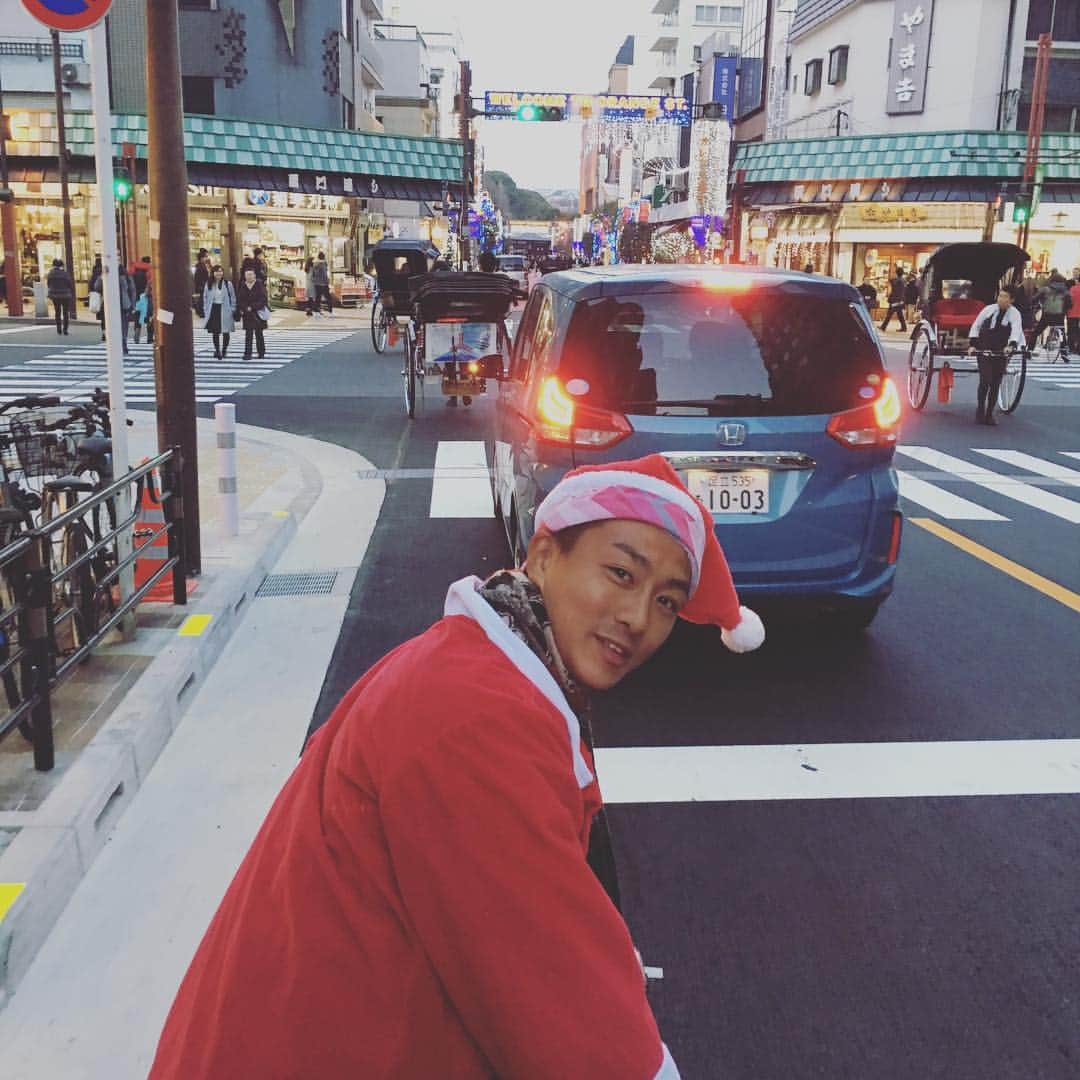 三ツ俣大樹のインスタグラム：「今日は人生初の人力車に乗って来ました( ◠‿◠ )わら ｛浅草で｝ 案内してくれた方がとても気さくな方でユーチューブでリキシャーズでやっている人だったので是非見てください！  #東京#浅草#人力車#リキシャーズ#東京スカイツリー#雷門」