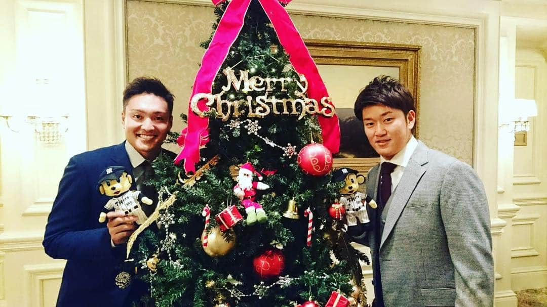 秋山拓巳のインスタグラム：「#メリークリスマス#イヴやけどメリークリスマスでいいのかな#メリークリスマスイヴ#こっちが正解なのかな#わからない#ググろ#すぐググる#昨日クリスマスイベントに行ってきました#with岩貞#立派なツリーがあったので#インスタ映え#ツリーの存在感利用して小顔効果#ツリーまでも使う#岩貞小顔やからめっちゃ下がった#めっちゃではない笑#顔デカをよく自分で言うてるけど#コメントで誰も励ましのコメントない#求めてるみたいやん#とりあえず#良いクリスマスを」