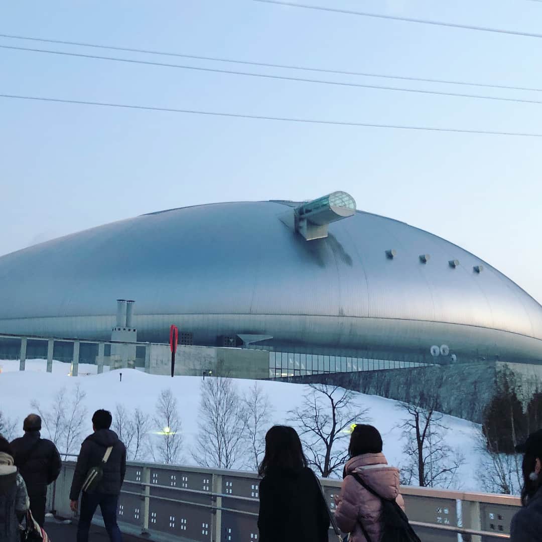 七瀬ひとみのインスタグラム：「桑田佳祐ライブツアー2017がらくたin札幌ドーム✈️行ってきました〜〜！新潟、大阪、そして札幌と…幸せすぎた😭  これで今年の推し事終了😣 今年は星野源、BIGBANG、桑田佳祐さんとたくさんライブに行けて楽しかったなー❤️ 新潟ではお寿司に日本酒、大阪ではビールに串カツにたこ焼き、札幌では日本酒にお寿司に海鮮丼にビール🤤🤤🤤(食べ物飲み物の思い出がほぼほぼかよ)  #桑田佳祐ライブツアー2017 #桑田佳祐 #桑田さん #サザンオールスターズ #がらくたツアー #札幌 #札幌ドーム #新潟 #朱鷺メッセ #大阪 #京セラドーム #父親とデート #お父さんっ子 #ファザコン万歳」