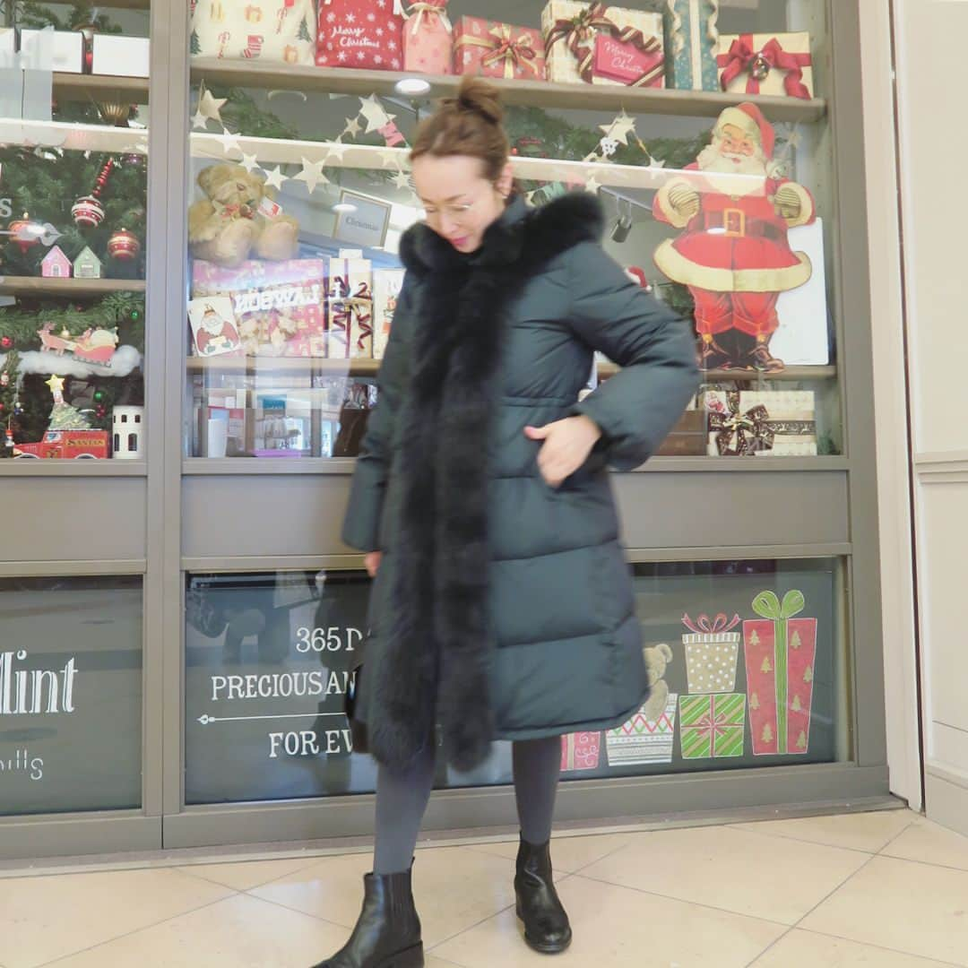 翁安芸さんのインスタグラム写真 - (翁安芸Instagram)「It’s Christmas Eve!! Finishing our last minutes shopping🎄🎅🏼🛍❤️ クリスマスショッピング完了👍🏻✨ #christmas #lastminuteshopping #christmaseve #mylan #クリスマス #ダウンジャケット #outfit #tokyo #コーディネート #マイラン #akiweng #翁安芸」12月24日 19時18分 - akinyc