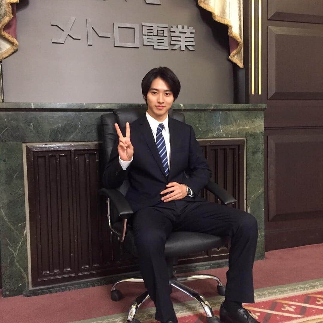 TBS「陸王」のインスタグラム：「ついに！今夜！感動の最終回！ 大地のピースの、その意味は…？放送まであと1時間半♬ #陸王 #最終回 #感動のフィナーレ #山﨑賢人」