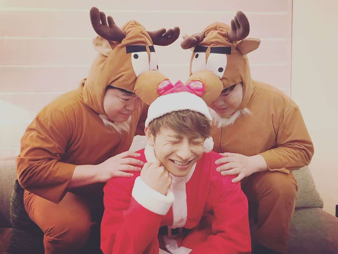 與真司郎さんのインスタグラム写真 - (與真司郎Instagram)「#MerryChristmas 🎅🎄 #メリクリ 🎅🎄 #ザたっちトナカイ #じろうサンタ 今日のトークショーの司会を2人がしてくれました！！」12月24日 20時08分 - shinjiroatae1126