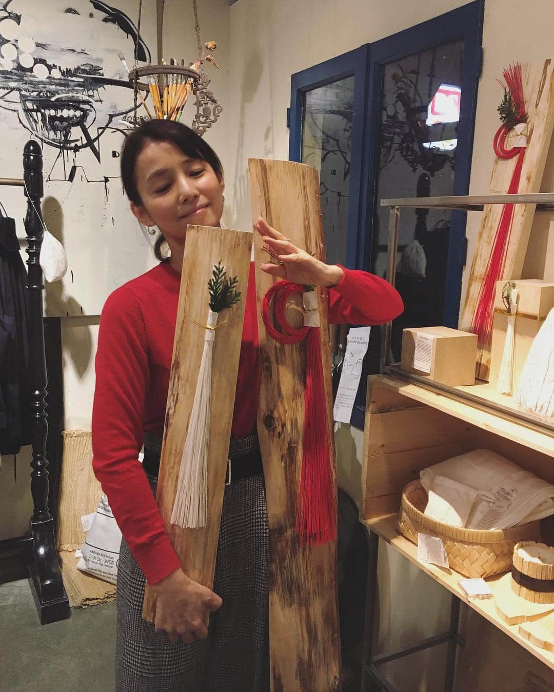 石田ゆり子さんのインスタグラム写真 - (石田ゆり子Instagram)「クリスマスイブですが お正月飾り🎍を買いに行きました。 おーきいのと ちーさいのどちらも選べず 連れて帰ることに…  ちなみに、これで 完売です…👏🏻😭 #ひば子 #ひば子の年の瀬」12月24日 20時17分 - yuriyuri1003