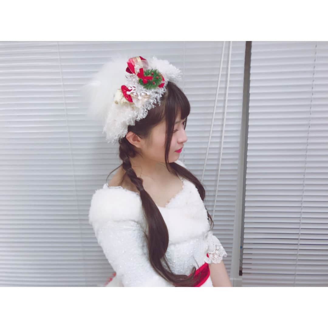 行天優莉奈さんのインスタグラム写真 - (行天優莉奈Instagram)「AOSSA 10周年 『AKB48チーム8とクリスマススペシャルコラボステージ』 に出演させていただきました😊  くれなの地元福井県！！ 今日は白いサンタさんになったよ❤️ ハピりゅうくんと子供たちと一緒にダンスも踊って楽しかった♪♪ merryXmas🎄❤️ #AKB48 #チーム8 #ハピりゅうくん #Xmas #サンタさん🤶」12月24日 20時45分 - yurina.0314