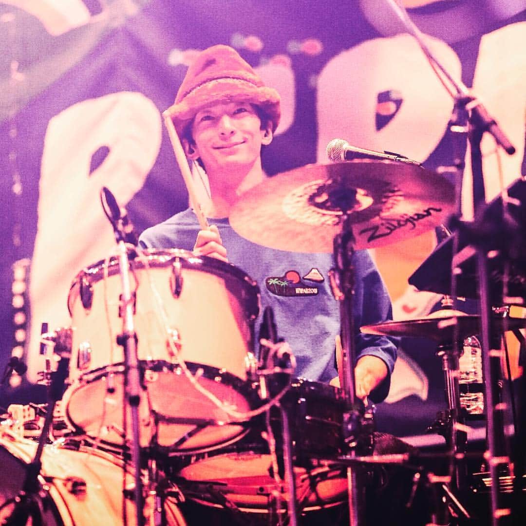 山崎正太郎のインスタグラム：「ツアー大阪のリハの時の写真。なんか好き。 PHOTO by 日吉"JP"純平 #リリースじゃないツアー  #czechonorepublic  #余韻  #メリークリスマス」