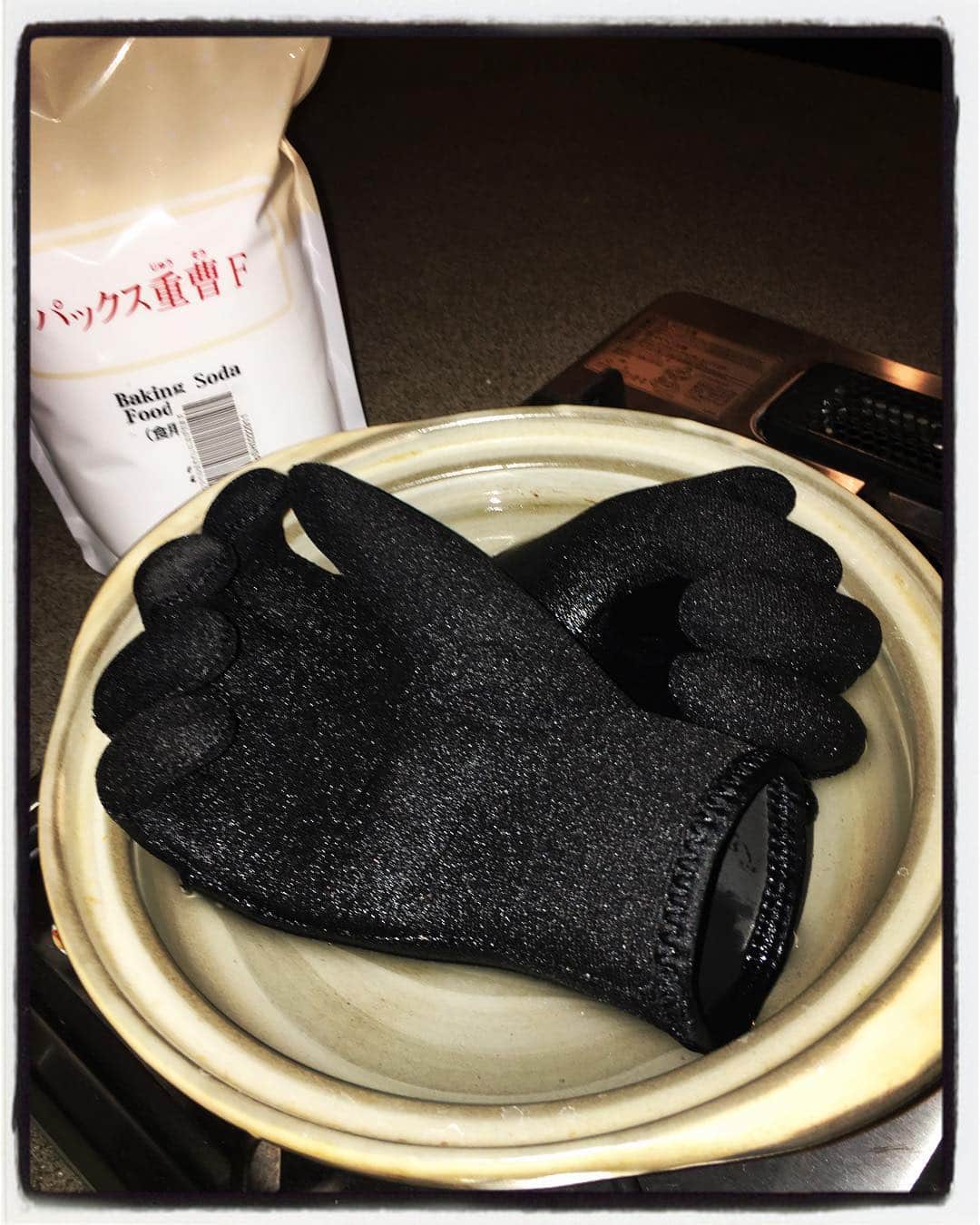 井上聡のインスタグラム：「メリークリスマス。 私は買ったゴムグローブのゴムが臭すぎたので聖なる夜に灯りを消しておごそかに重曹で煮込んで消臭効果を狙っています。それをただただ見つめています。外は寒いですがみなさんどうぞ風邪など引かないよう御自愛下さい。  サンタさん、もし居るならプレゼントは要らないのでどうかこのゴムグローブの臭いを取ってください。  #これがタレントのやるクリスマスか？ #ひさびさにキッチン使った #程よい器が土鍋しかない家 #途中からカニに見えてきた #白菜入れたろうかな #もうカニだなこれ #結局スプーン一杯分しかいらんのに2kgの重曹を買う #よしこのままこれ使って大掃除だ #クリスマスイブ #ハーレー48 #いやハーレー関係ないやん #すまんすまんまちがえた #かまへんかまへん #もうハッシュタグ使ってひとりでしゃべってるやん」