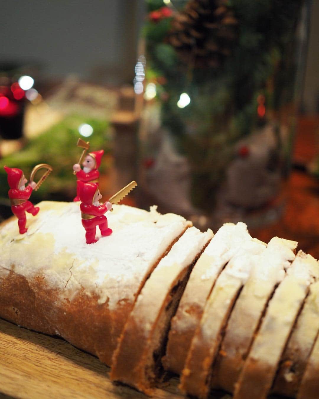 大橋菜央さんのインスタグラム写真 - (大橋菜央Instagram)「Stollen cake from Sankara hotel & spa Yakushima🎄Dwarfs worked hard🎅🏼❣️ . . 屋久島のSankaraから届いたぎっしり美味しいシュトーレン❣️ 小人に切ってもらってる風 . . #シュトーレン #stollen #christmasparty #christmasdinner #christmascake #クリスマスパーティー #naoliving_tokyo #naoliving_christmas」12月24日 21時59分 - naoliving