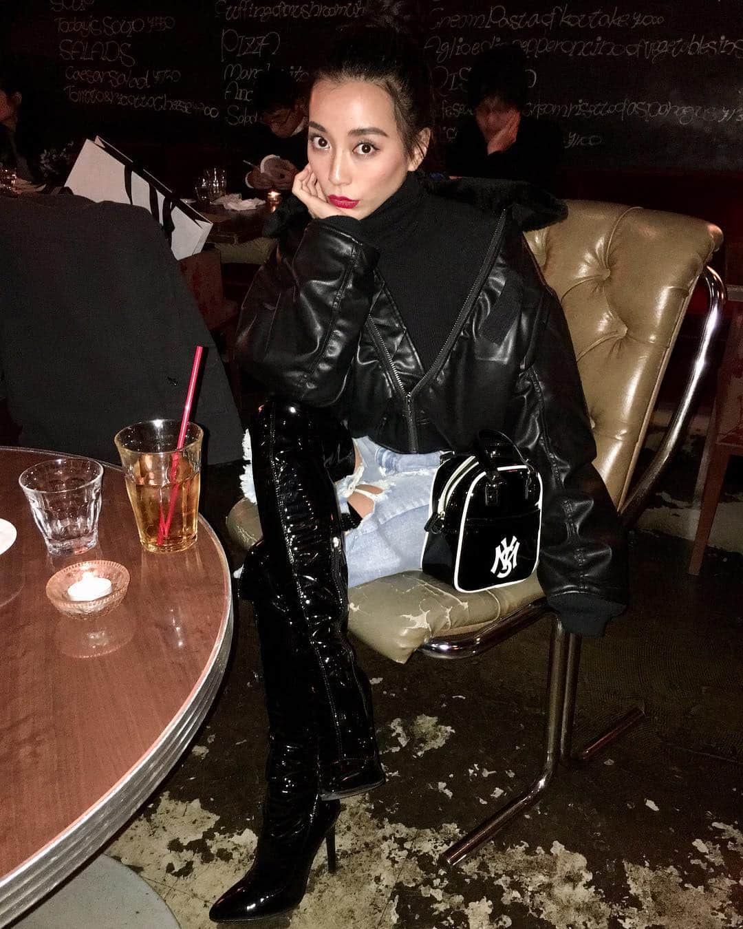 細井宏美のインスタグラム：「ツルツルテカテカピカピカ💎  #love #ootd #moussy #black」