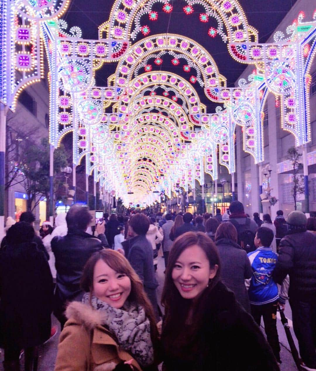 長嶺菜菜子のインスタグラム：「. Merry Christmas Eve🎄🎄✨✨ . 神戸のルミナリエは終わっちゃったけど、今年もとても綺麗だった😍😍 . 皆さん素敵なクリスマスイブを(✳︎´∨︎`✳︎).°。 . #インフルエンサー #インスタグラマー #クリスマスイブ #ルミナリエ #イルミネーション #姉妹 #沖縄姉妹 #仲良し #うちなんちゅ #八重歯 #でこっぱち」