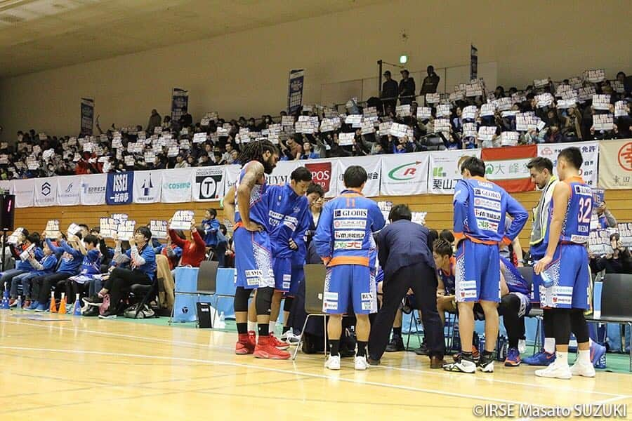 前田大然さんのインスタグラム写真 - (前田大然Instagram)「. 今年最後のロボッツ⛹️ ほんまにバスケは面白い！ シュートを決めた時の盛り上がり凄く良い。 サッカーもバスケも素晴らしいスポーツ。 #茨城ロボッツ #B2リーグ . #さてここで問題です #僕はどこにいるでしょう #見つけたら最高のクリスマスになるでしょう #MerryXmas🎄🎅」12月24日 22時39分 - m_daizen0827