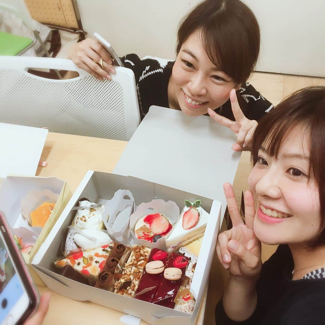 寺田浩子のインスタグラム：「稽古場写真パート❷ クリスマスイブということで、ケーキを頂きました！！ か・な・り〜美味でした✨✨✨ ハッピーメリーくりすます！  #200億の客船  #クリスマスイブ  #スイーツは人を幸せにする」