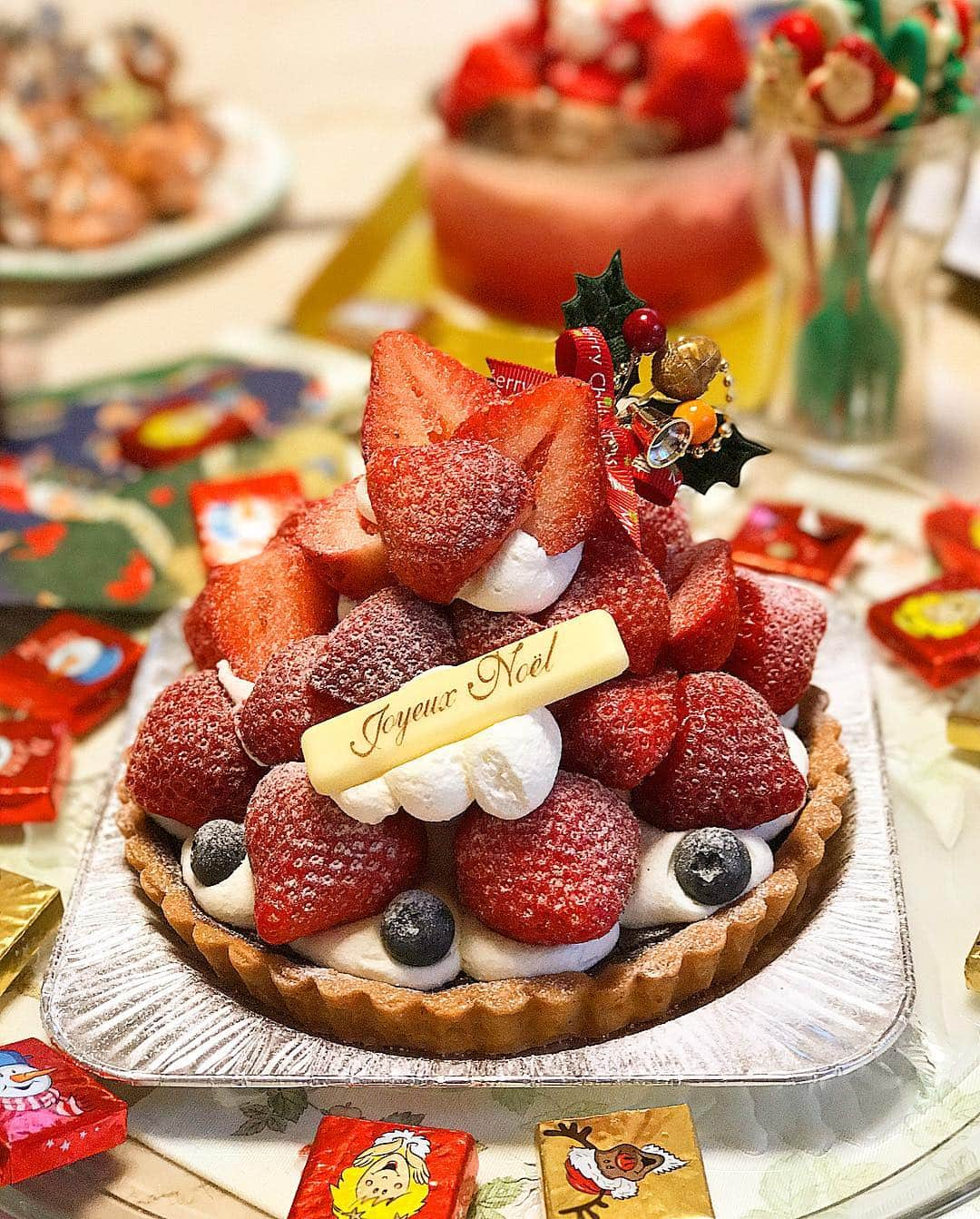 まゆまゆさんのインスタグラム写真 - (まゆまゆInstagram)「. 今年のクリスマスケーキは アローツリーのケーキとタルト🍓 かわいい🎄🎅🎂🎉🍰 家で食べてからお出かけ٩(๑❛ᴗ❛๑)۶ #chiristmas #クリスマス#chiristmascake  #arrowtree #あまおうタルト#sweets #スイーツ#あまおう#西宮#カフェ#cafe #アローツリー#大好き」12月25日 0時19分 - 7mayu2mayu