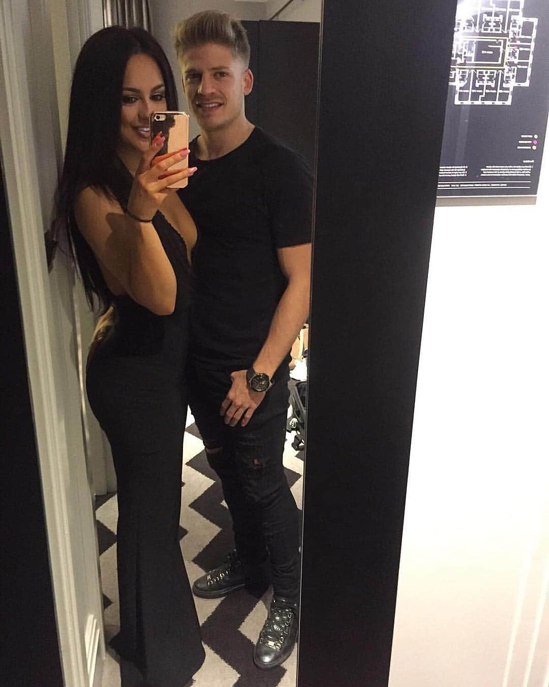 ロイド・イスグローヴのインスタグラム：「Looking forward to my first Christmas with this worldie 🎄🎅🏻❤️🎅🏻 @leonieaisling」